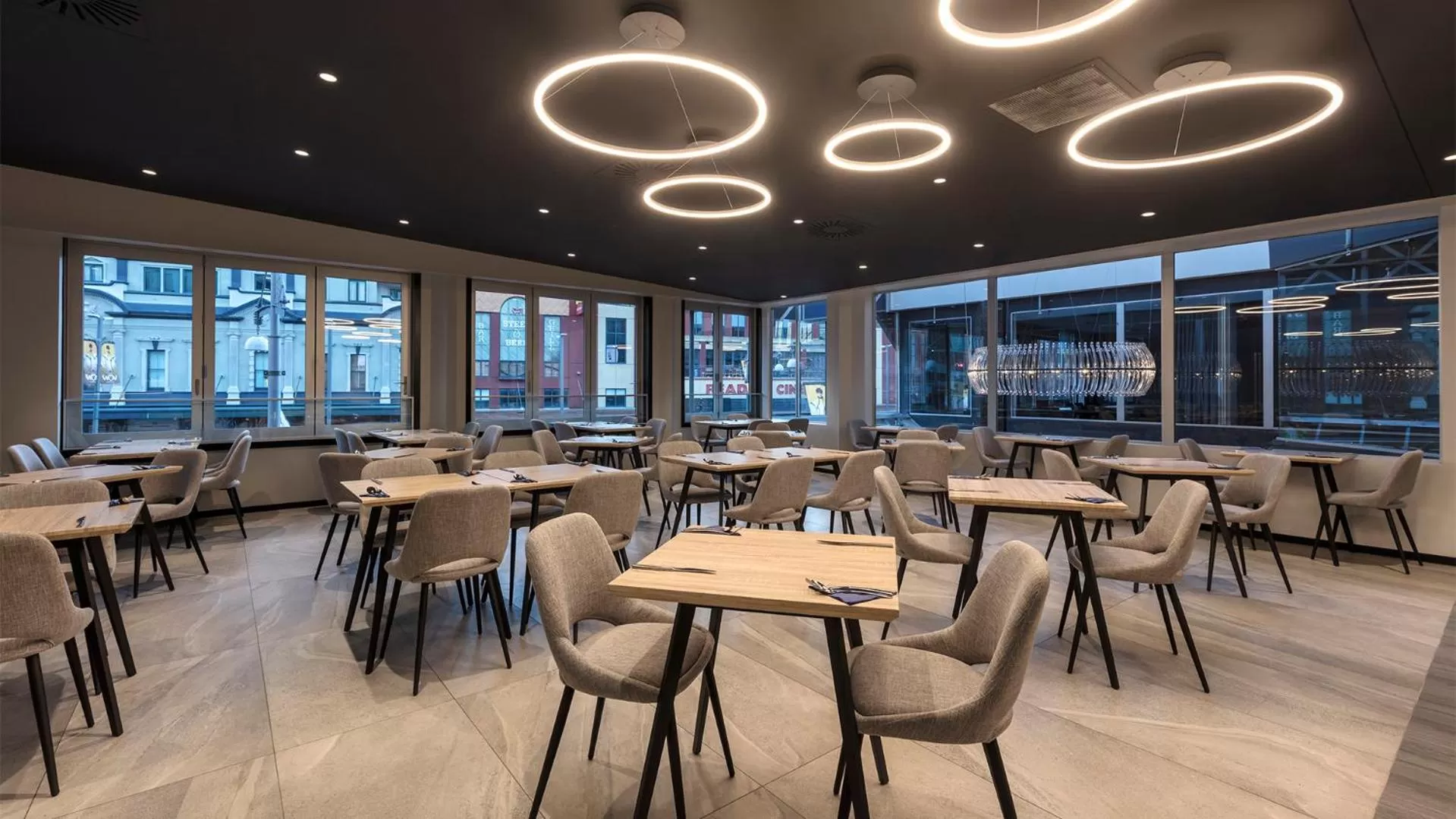 Restaurant/places to eat in Oaks Wellington Hotel