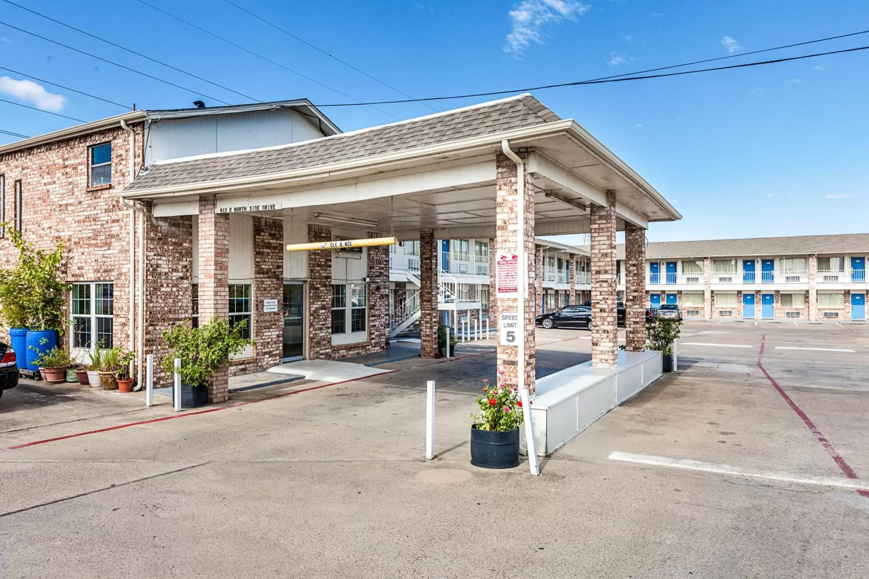 Facade/entrance, Property Building in Motel 6-Fort Worth, TX - Convention Center