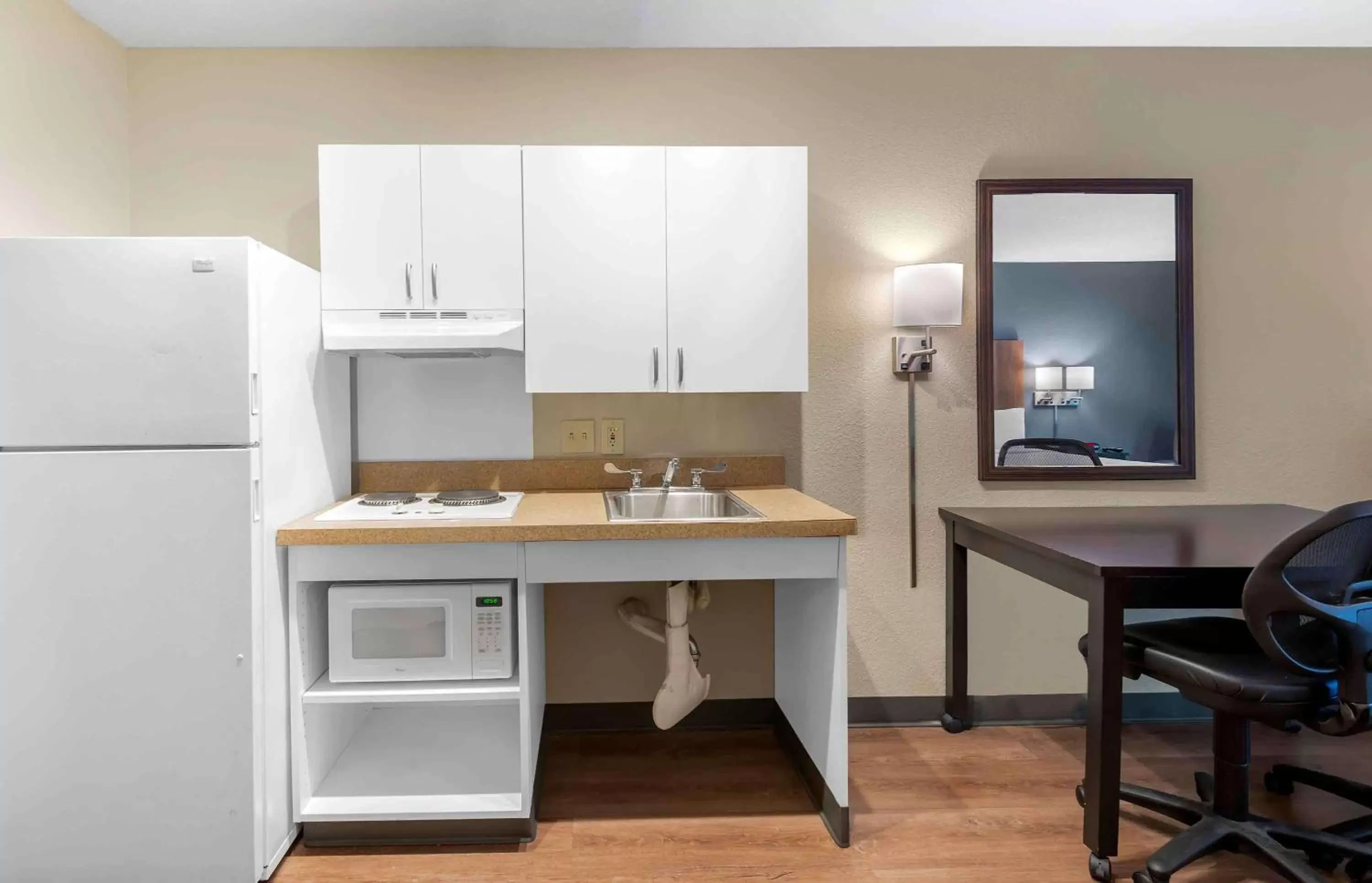 Bedroom, Kitchen/Kitchenette in Extended Stay America Suites - Charlotte - Pineville - Park Rd