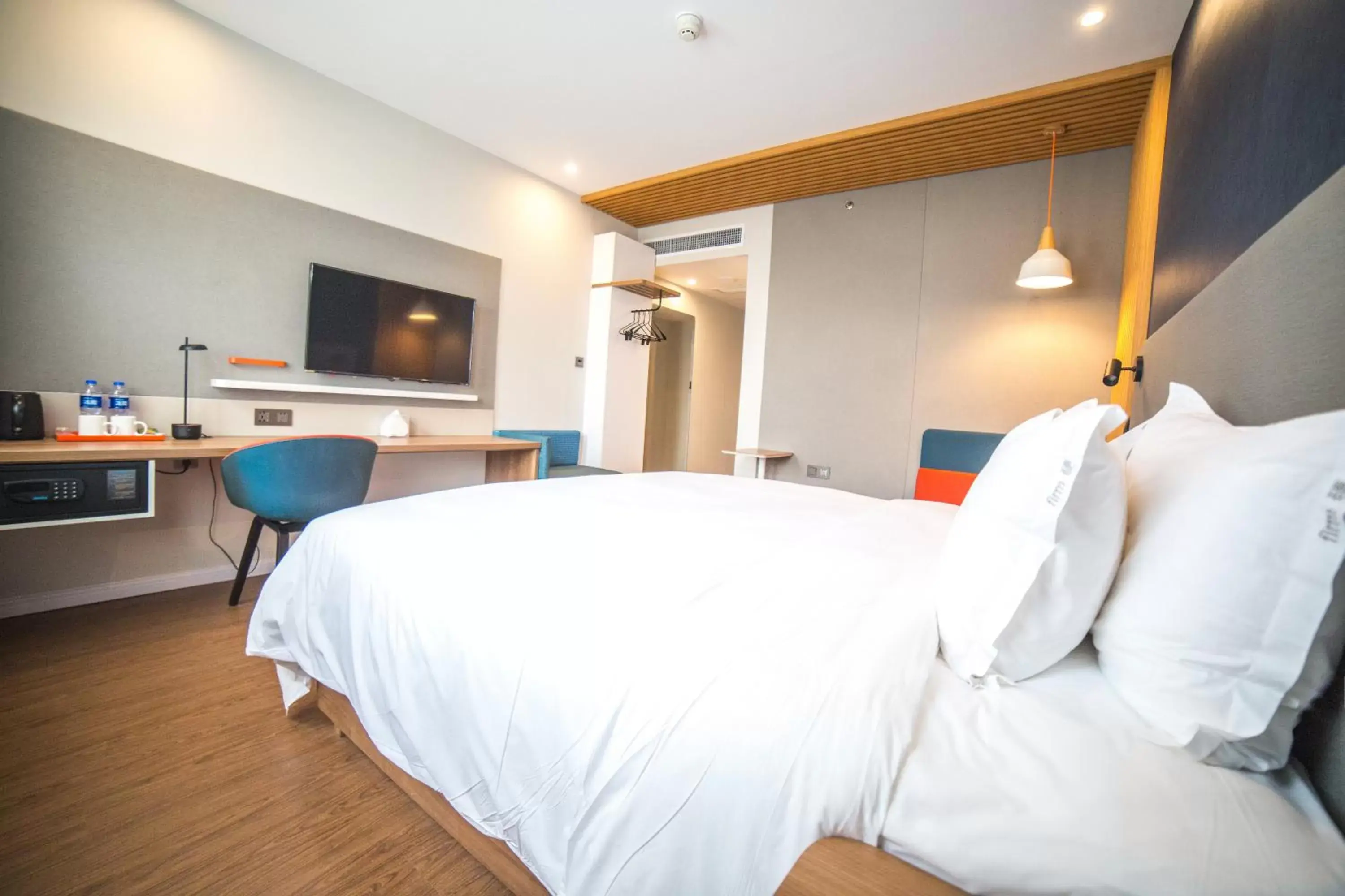 Photo of the whole room, Bed in Holiday Inn Express Nanjing Xuanwu Lake by IHG Photo of the whole room, Bed in Holiday Inn Express Nanjing Xuanwu Lake by IHG