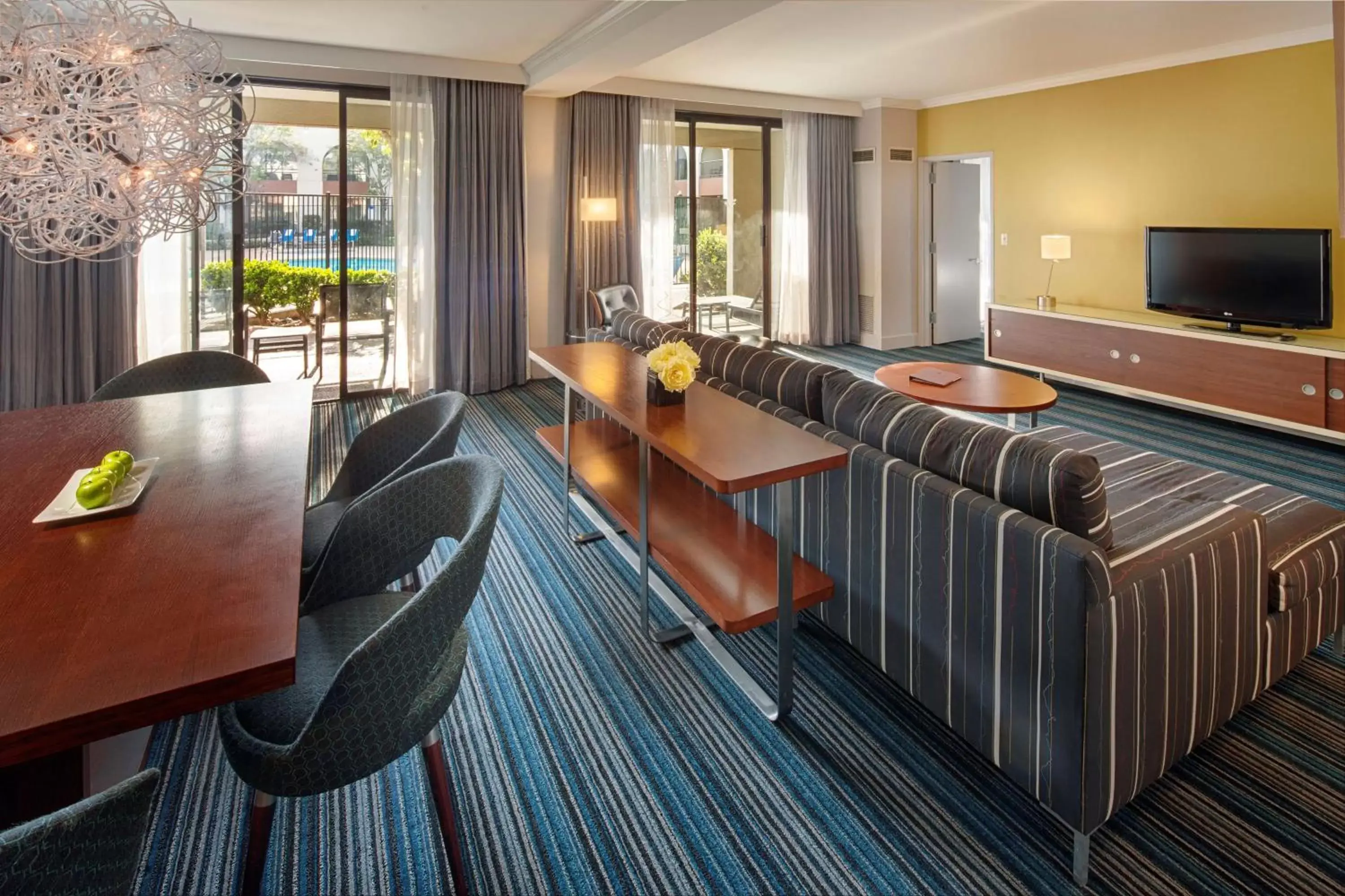 Living room in DoubleTree by Hilton Newark-Fremont