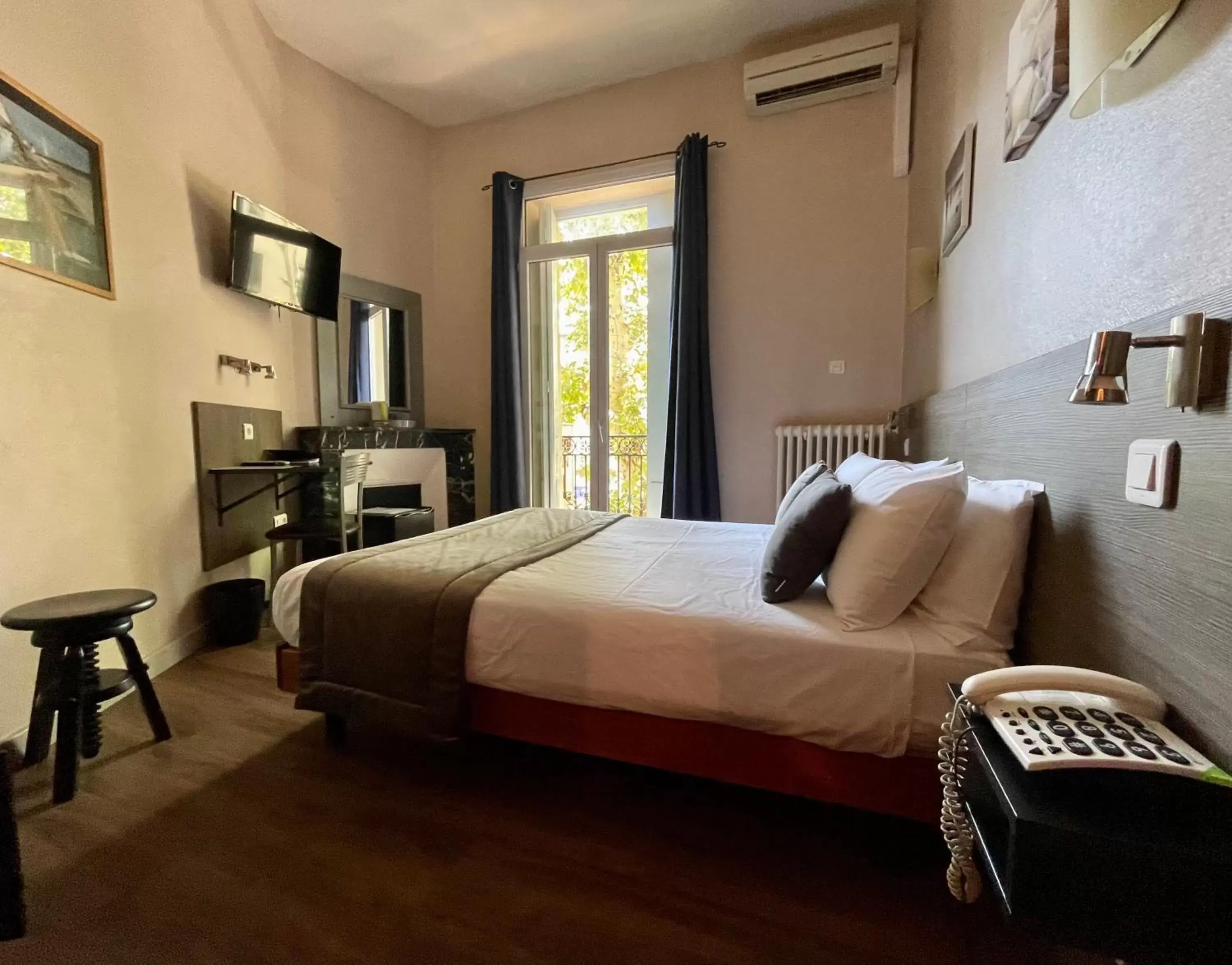 Photo of the whole room, Bed in Le Strasbourg Hotel