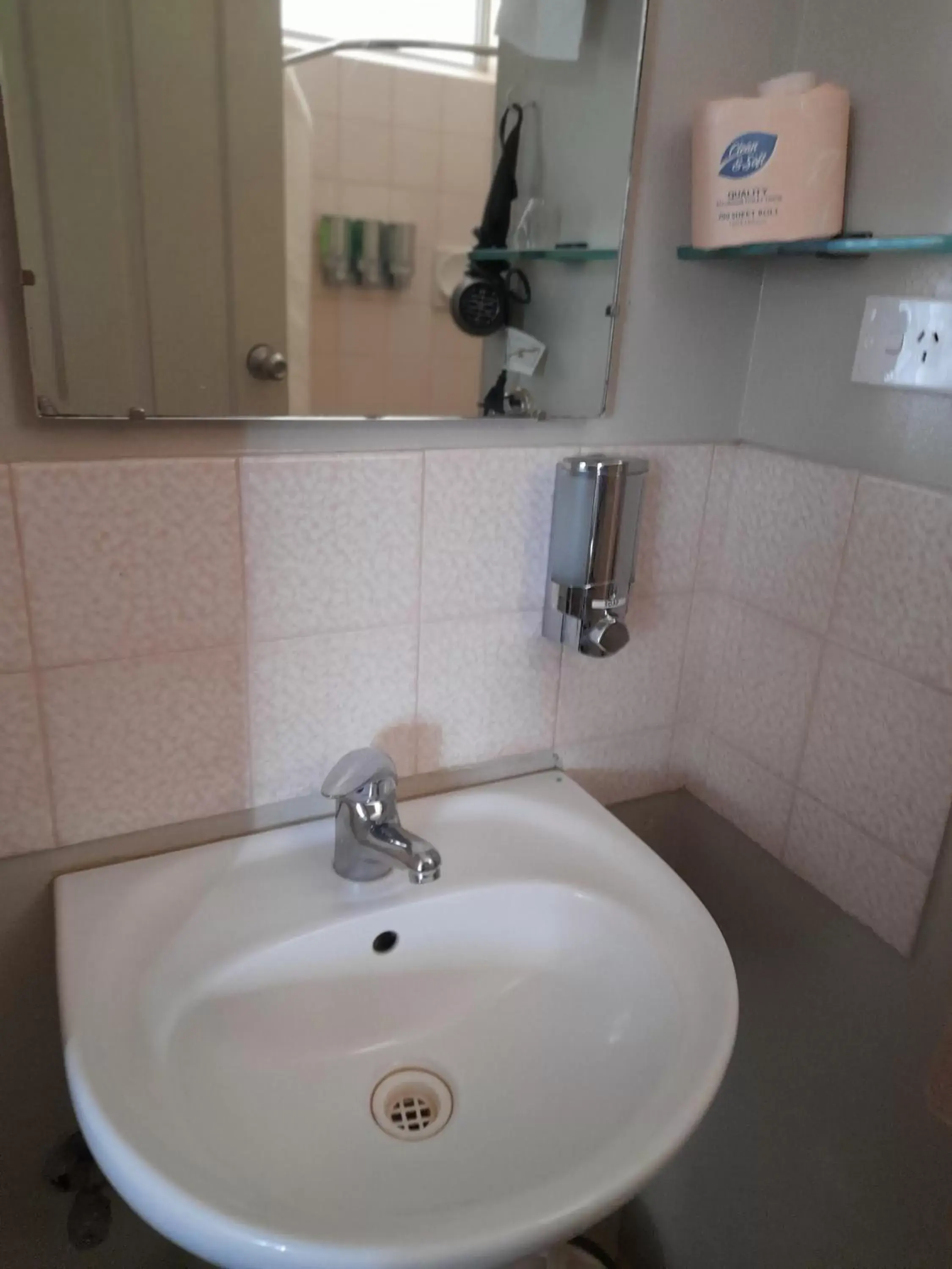Bathroom in Aromet Motor Inn