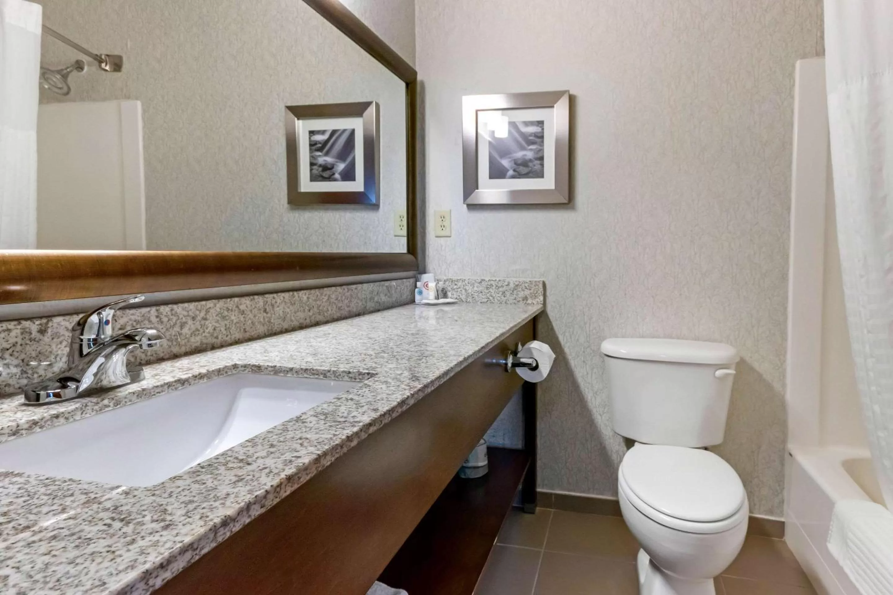 Bathroom in Comfort Inn & Suites Market - Airport
