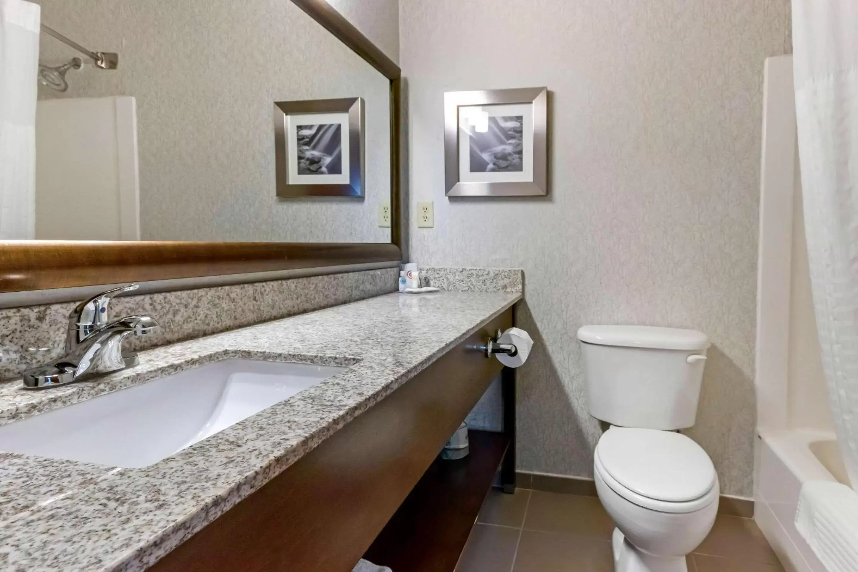 Photo of the whole room, Bathroom in Comfort Inn & Suites Market - Airport