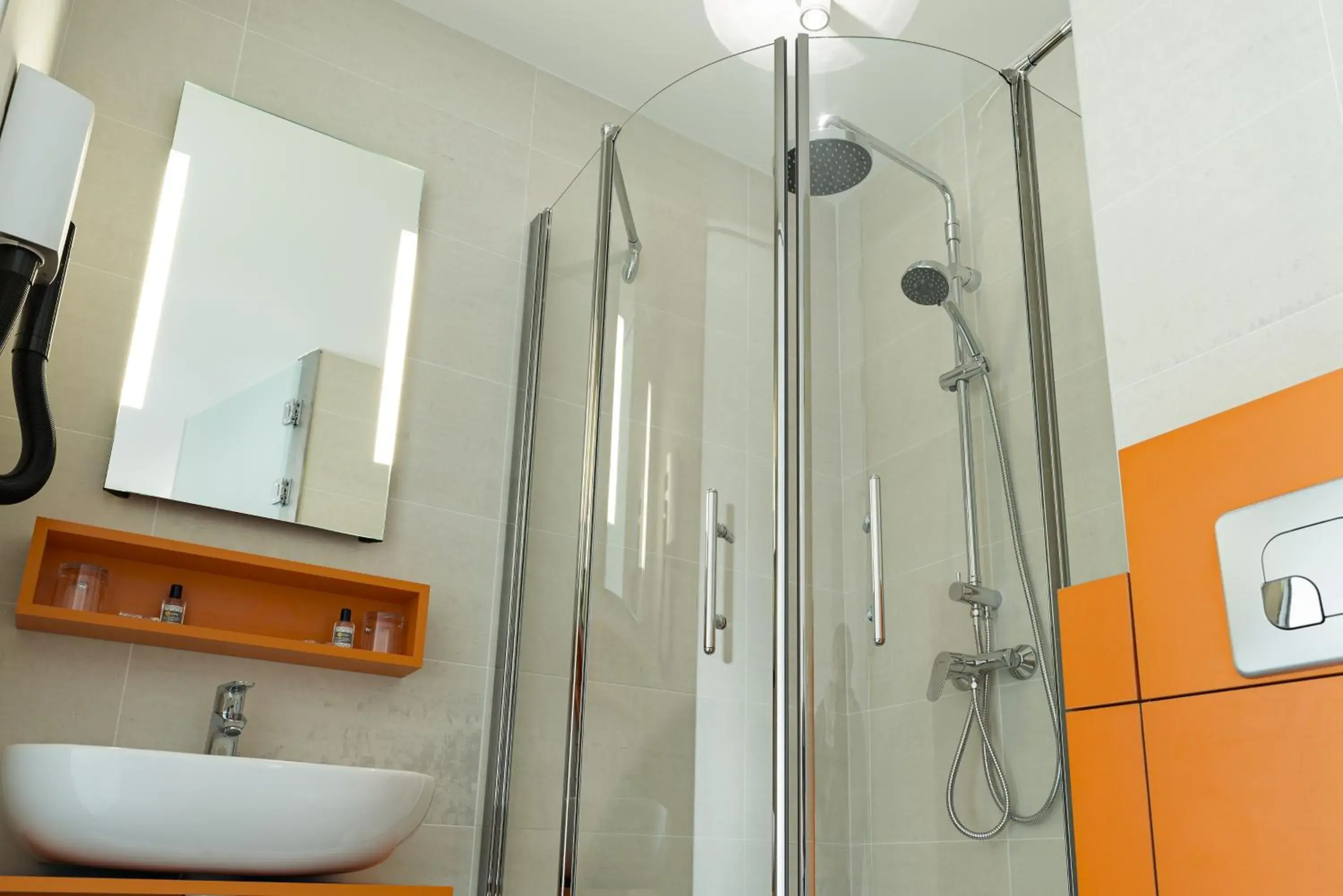 Shower, Bathroom in Hôtel Le Père Léon