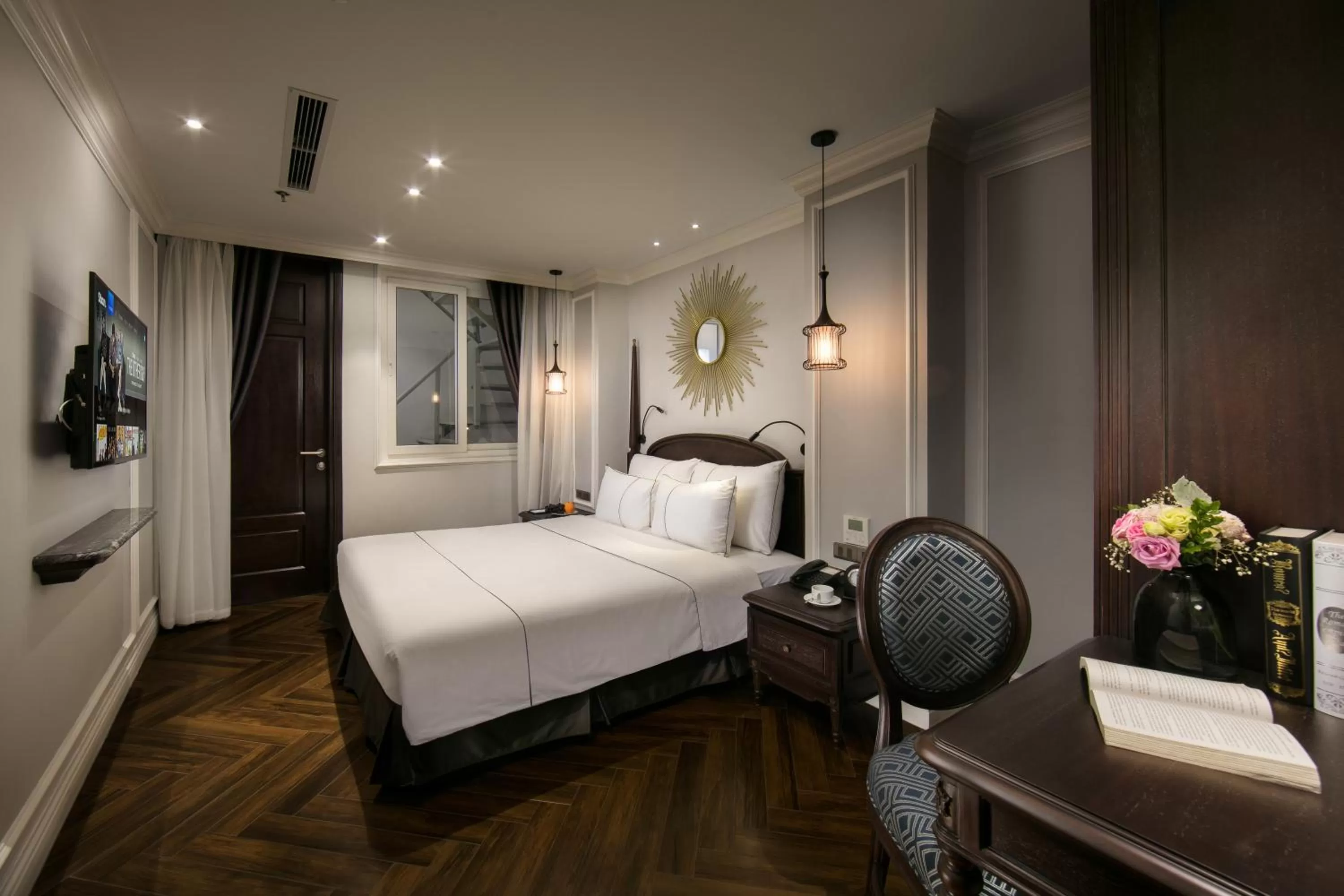 Photo of the whole room, Bed in Canary Hotel