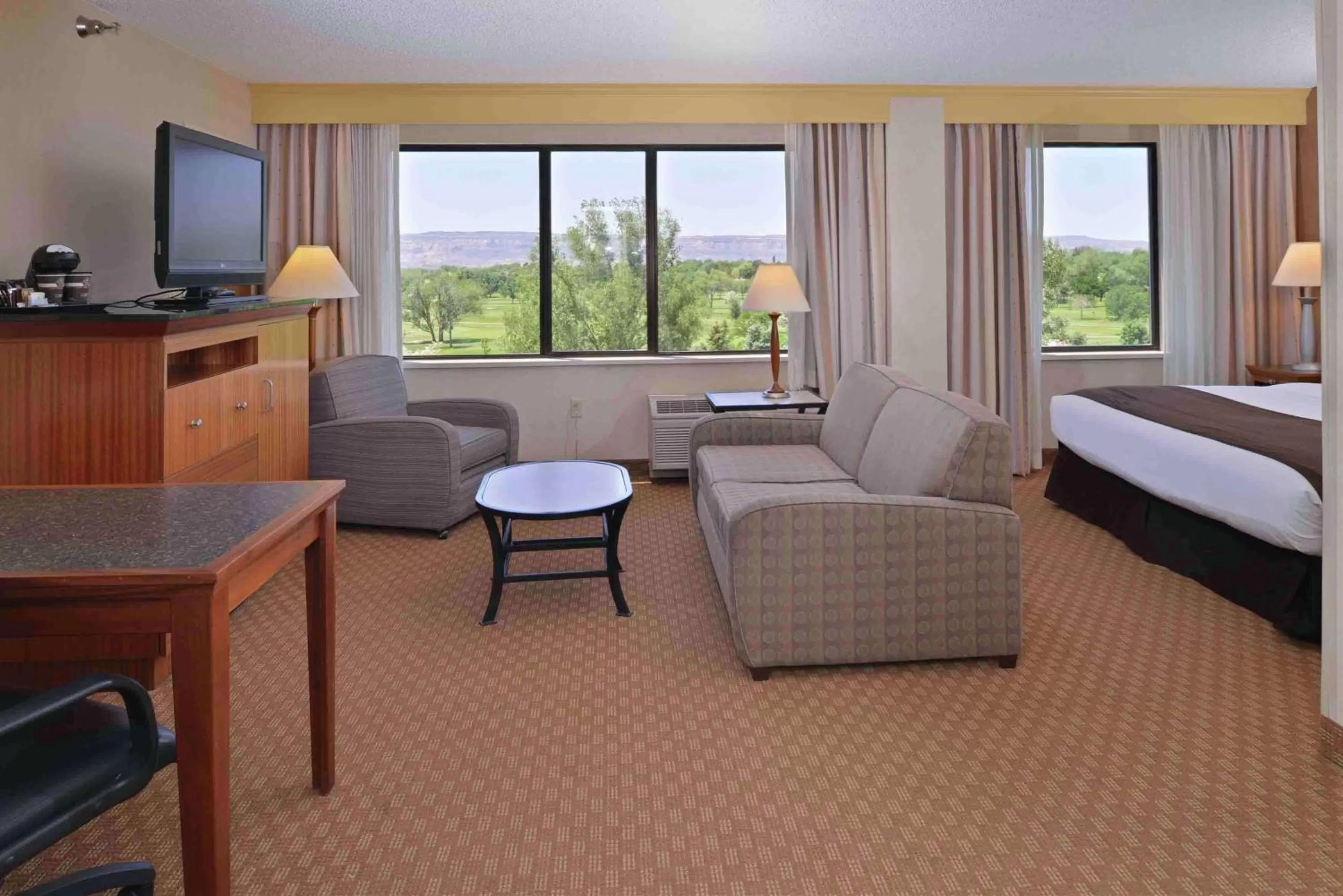 Living room, Bed in DoubleTree by Hilton Grand Junction