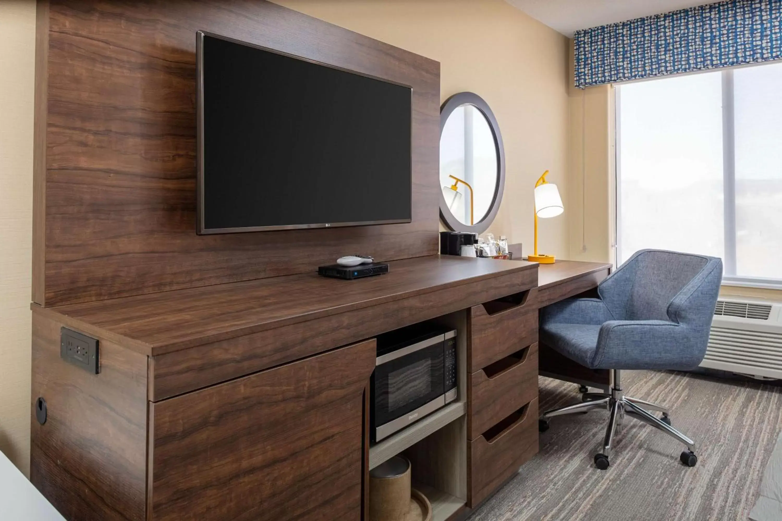 Bedroom, TV/Entertainment Center in Hampton Inn Castle Rock