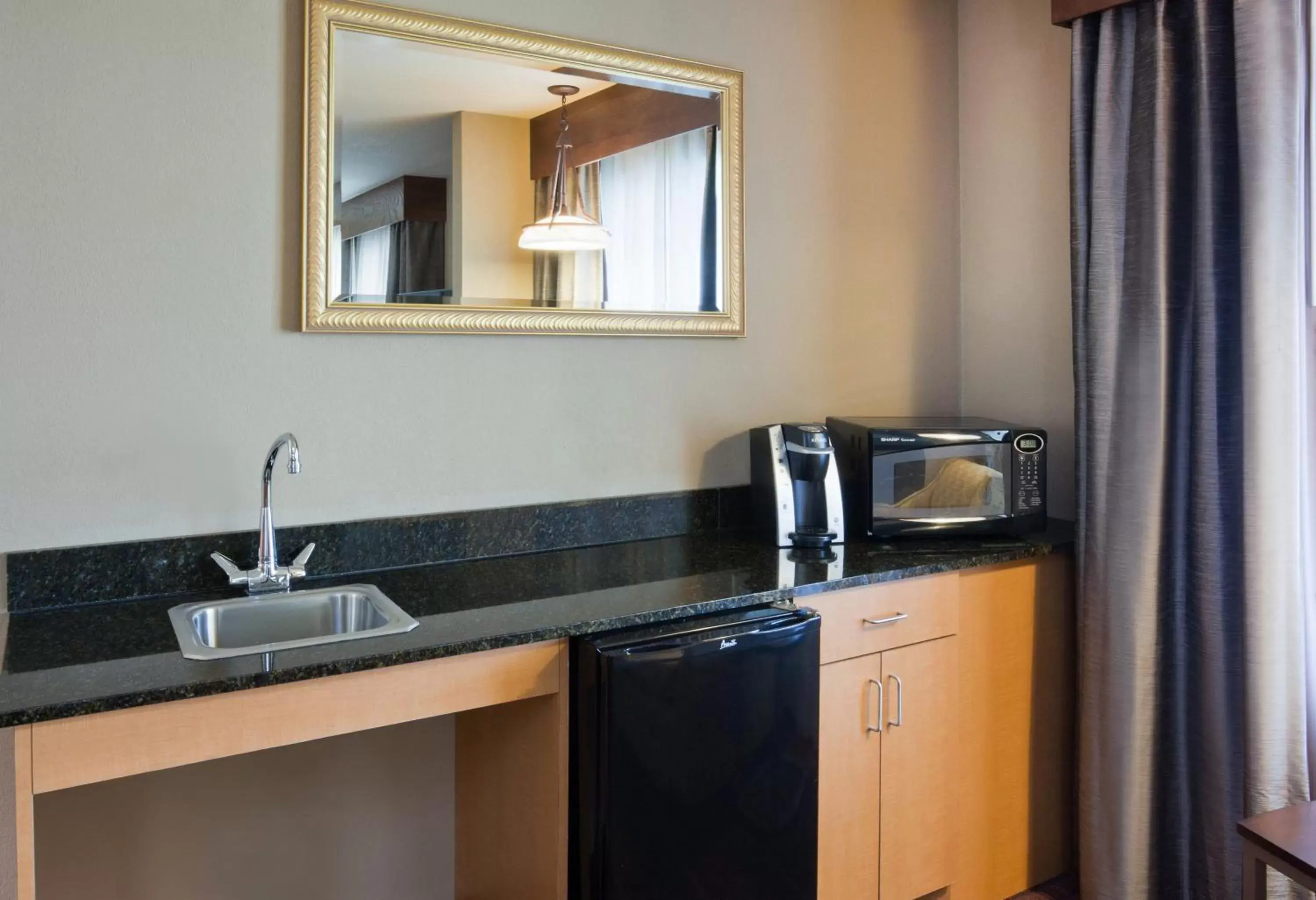 Photo of the whole room, Kitchen/Kitchenette in Holiday Inn Express Hotel & Suites Brainerd-Baxter, an IHG Hotel