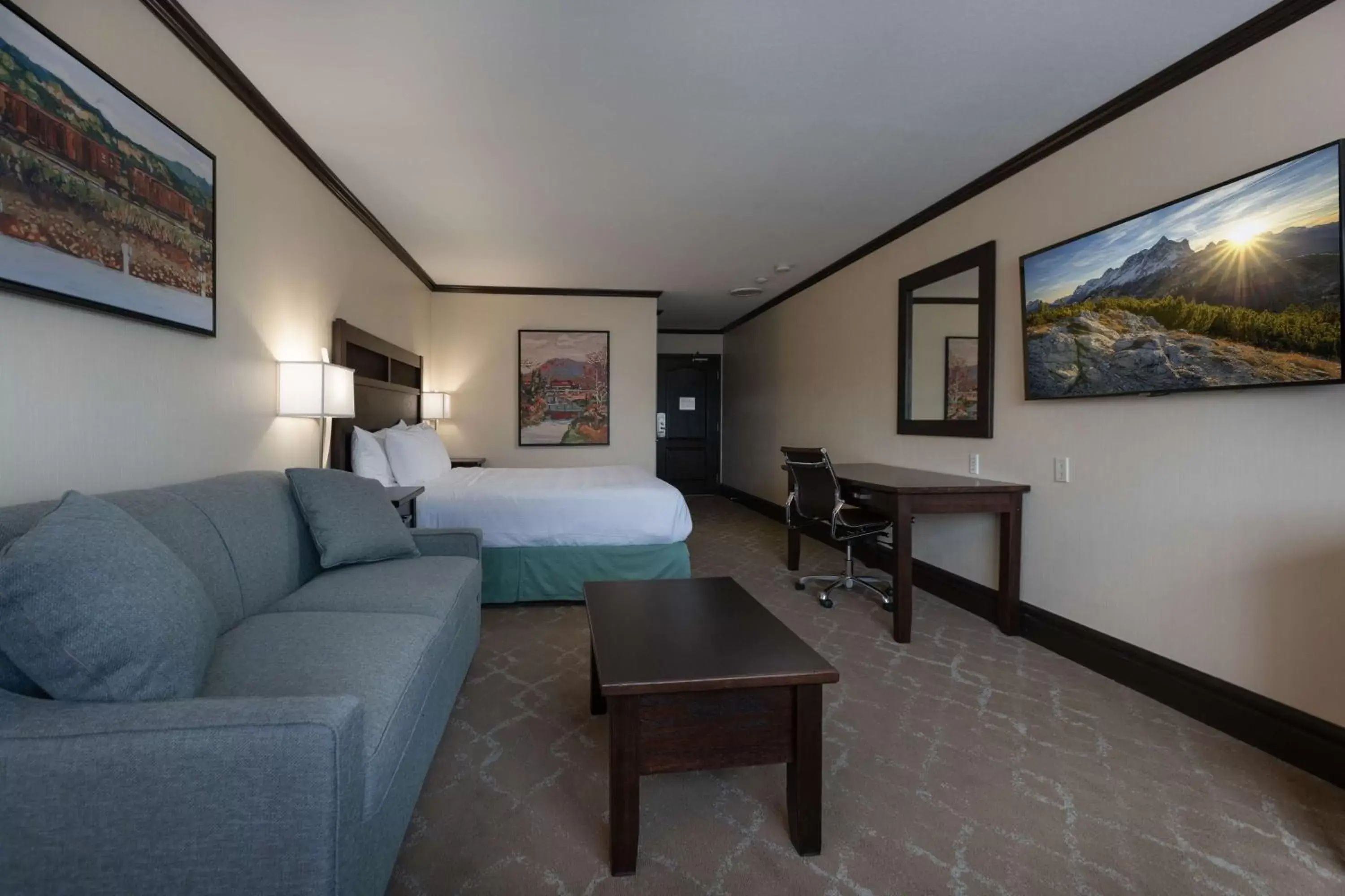 Bedroom, Seating Area in Prestige Rocky Mountain Resort Cranbrook, WorldHotels Crafted