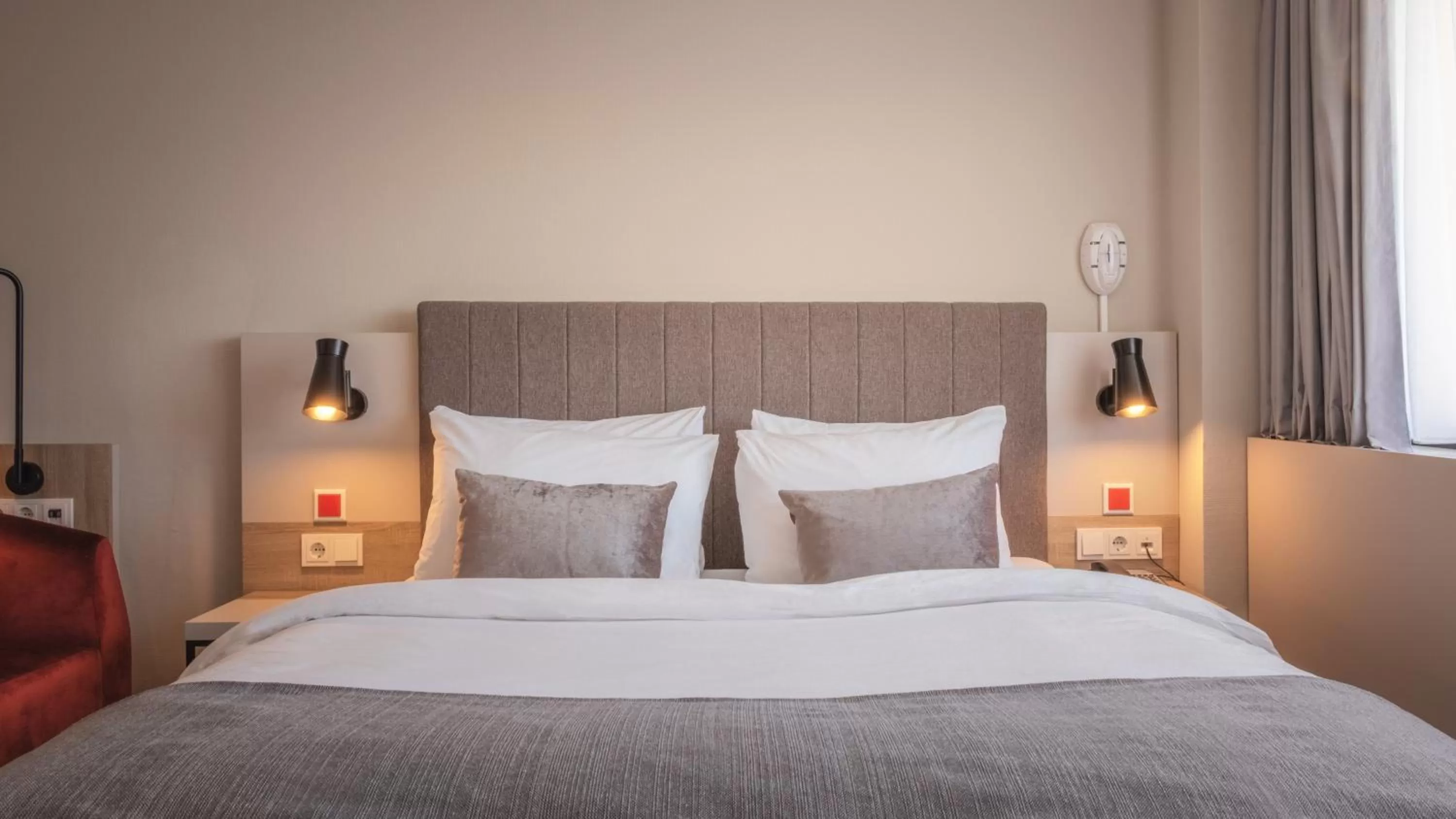 Photo of the whole room, Bed in Crowne Plaza Frankfurt Congress Hotel by IHG