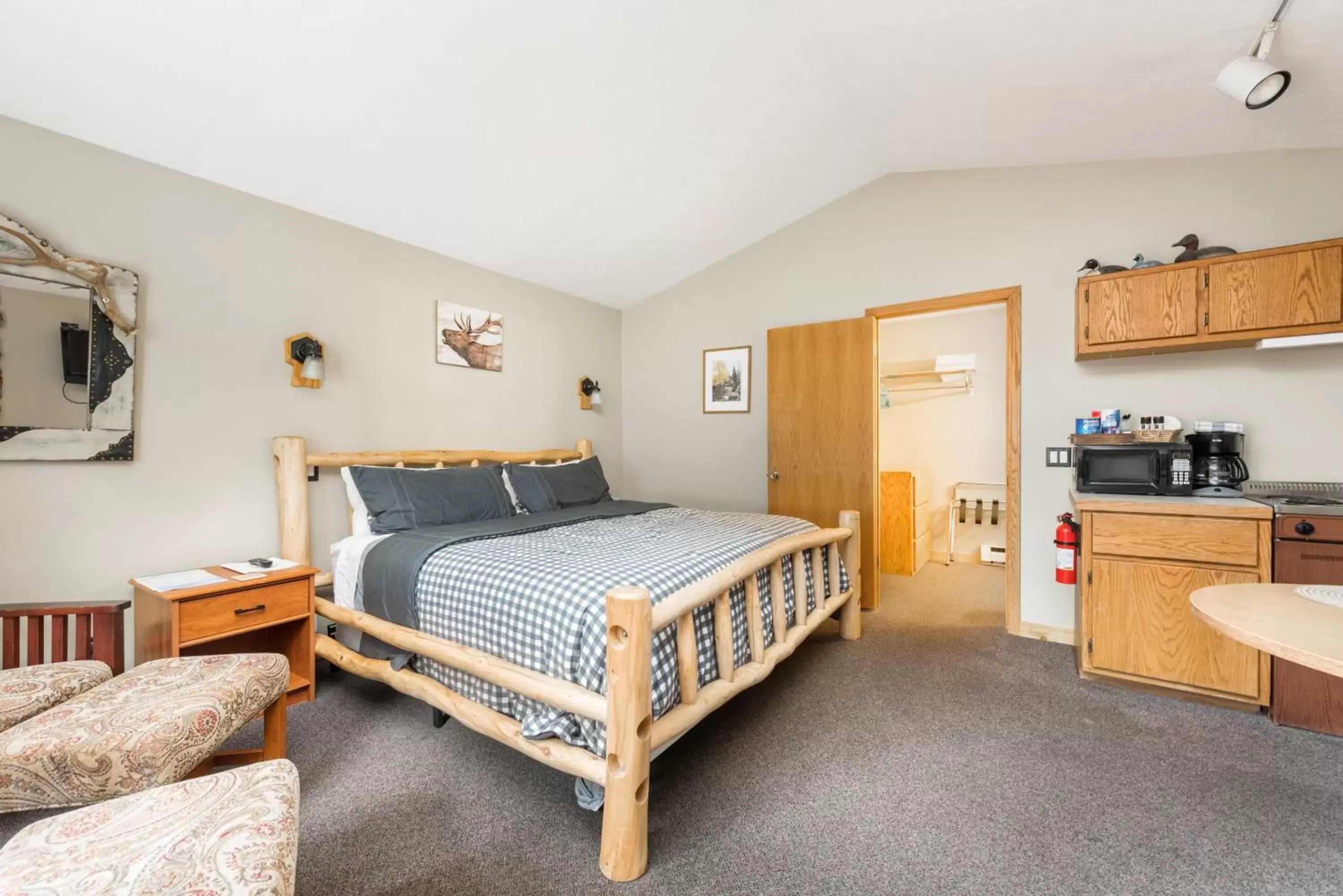 Room #38809007 in 4 Seasons Inn on Fall River Room #38809007 in 4 Seasons Inn on Fall River