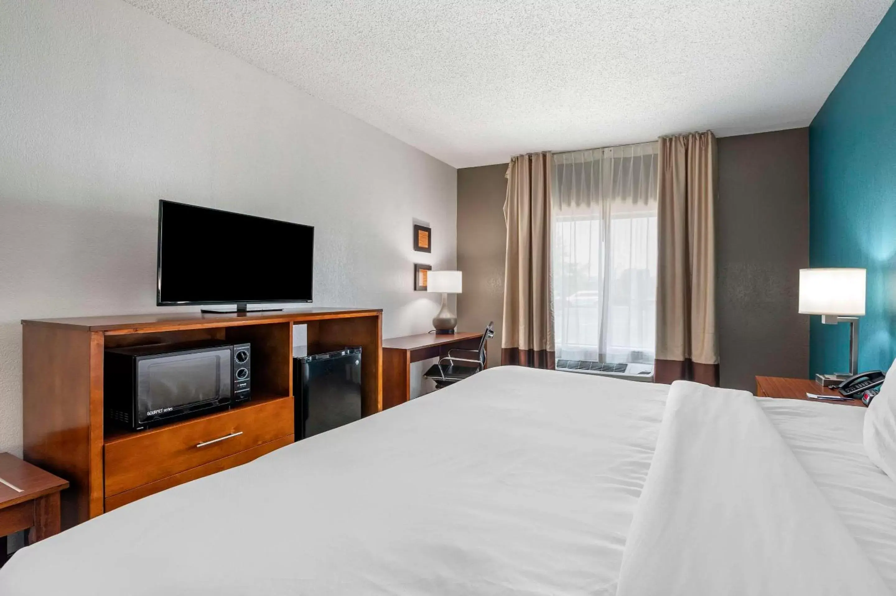 Bedroom, Bed in Comfort Inn Plainfield - Indianapolis Airport Bedroom, Bed in Comfort Inn Plainfield - Indianapolis Airport