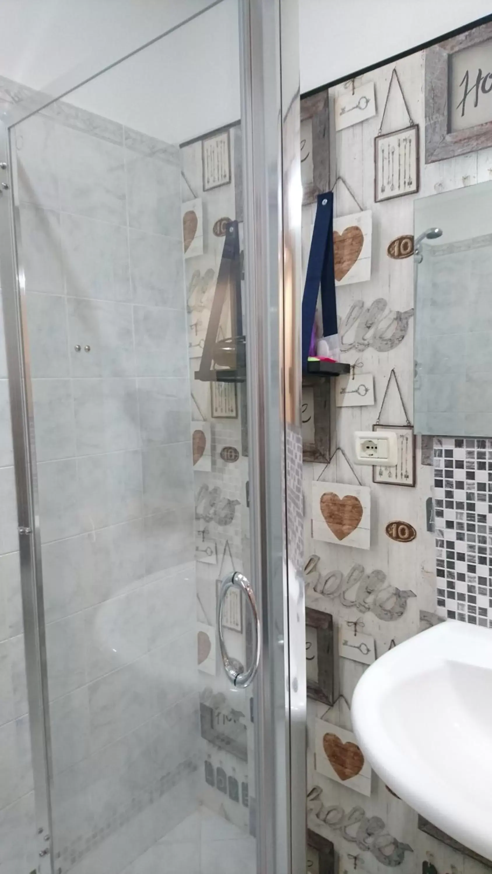 Shower, Bathroom in Hotel Centrale
