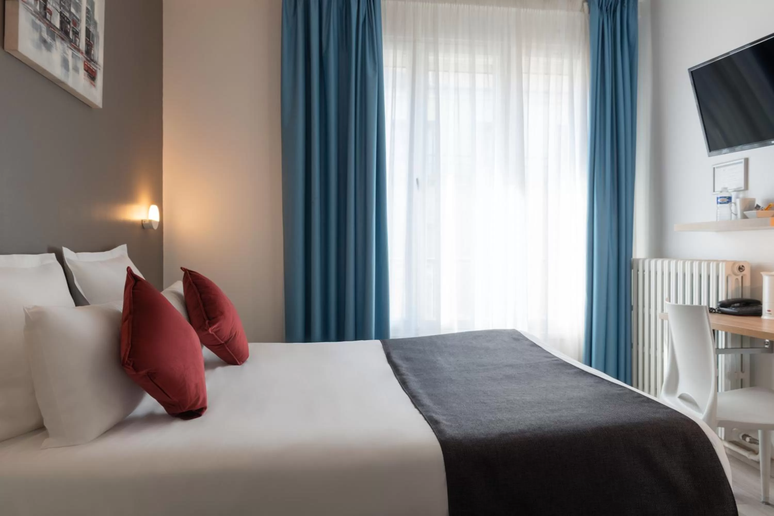 Bedroom, Bed in The Originals City, Hôtel Notre Dame, Rouen