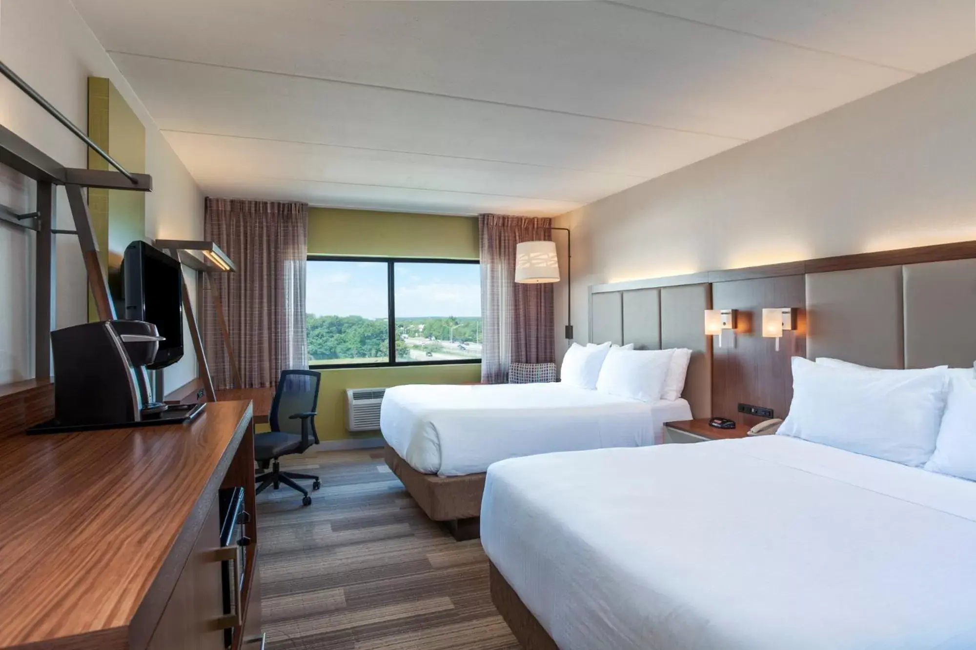 Bedroom in Holiday Inn Express Hauppauge-Long Island, an IHG Hotel