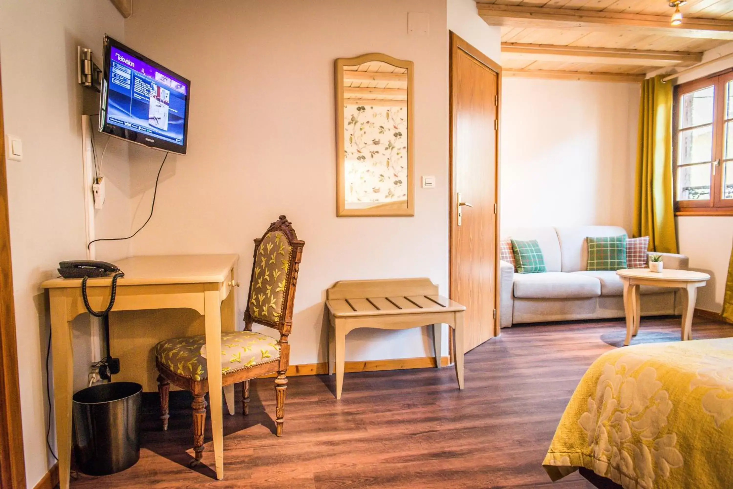 Seating area, TV/Entertainment Center in Hôtel Au Lion