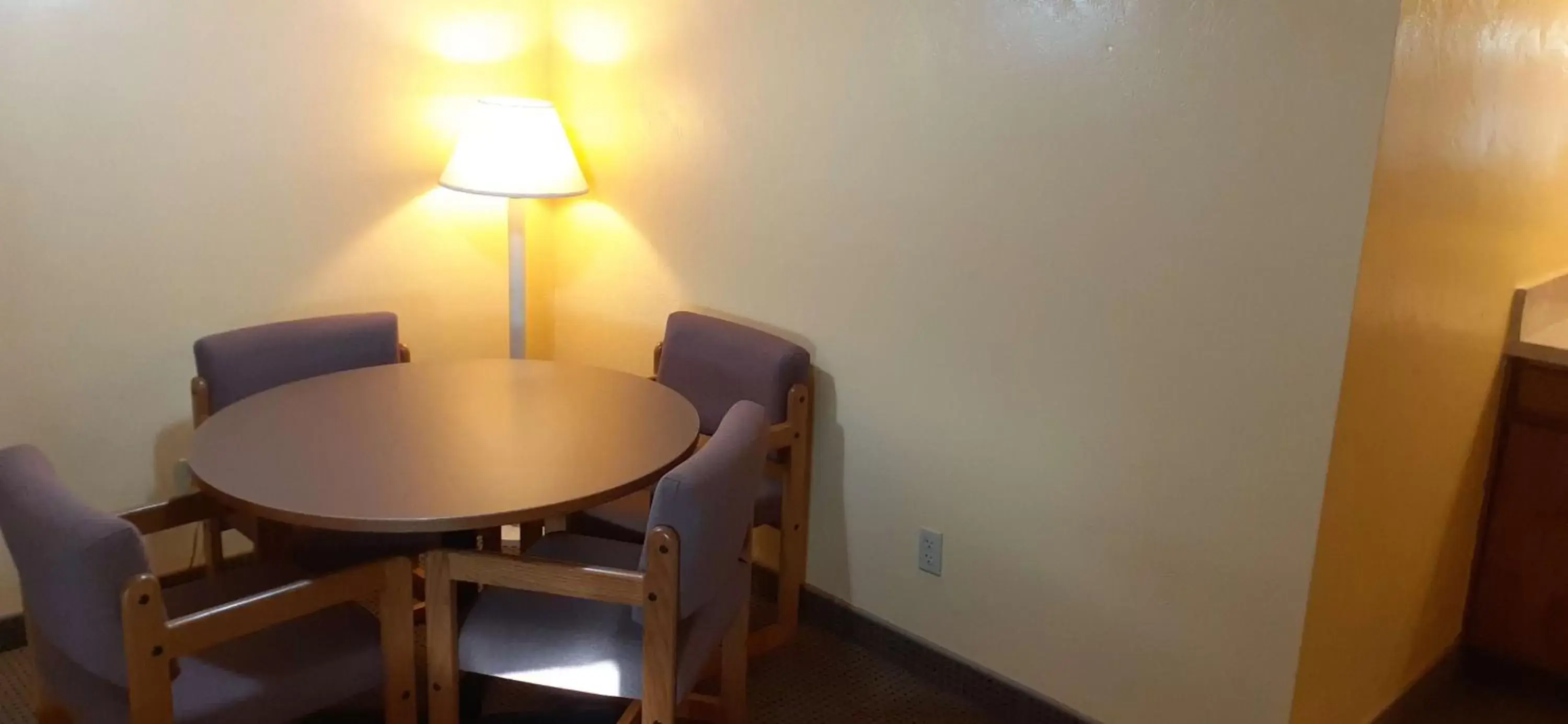 Photo of the whole room, Dining Area in SureStay Hotel by Best Western Ellensburg