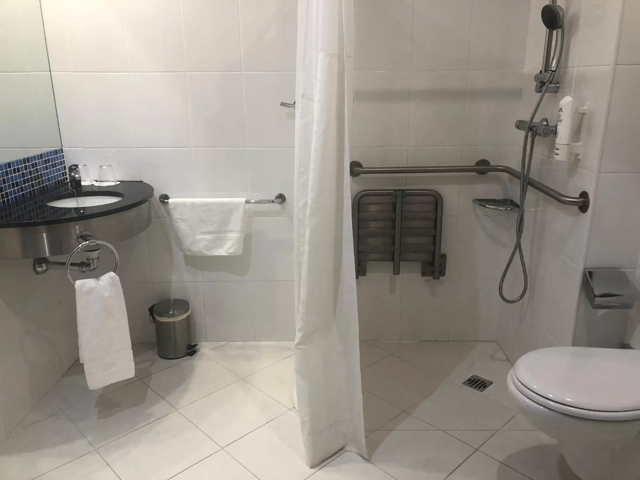 Photo of the whole room, Bathroom in Holiday Inn Express Vitoria