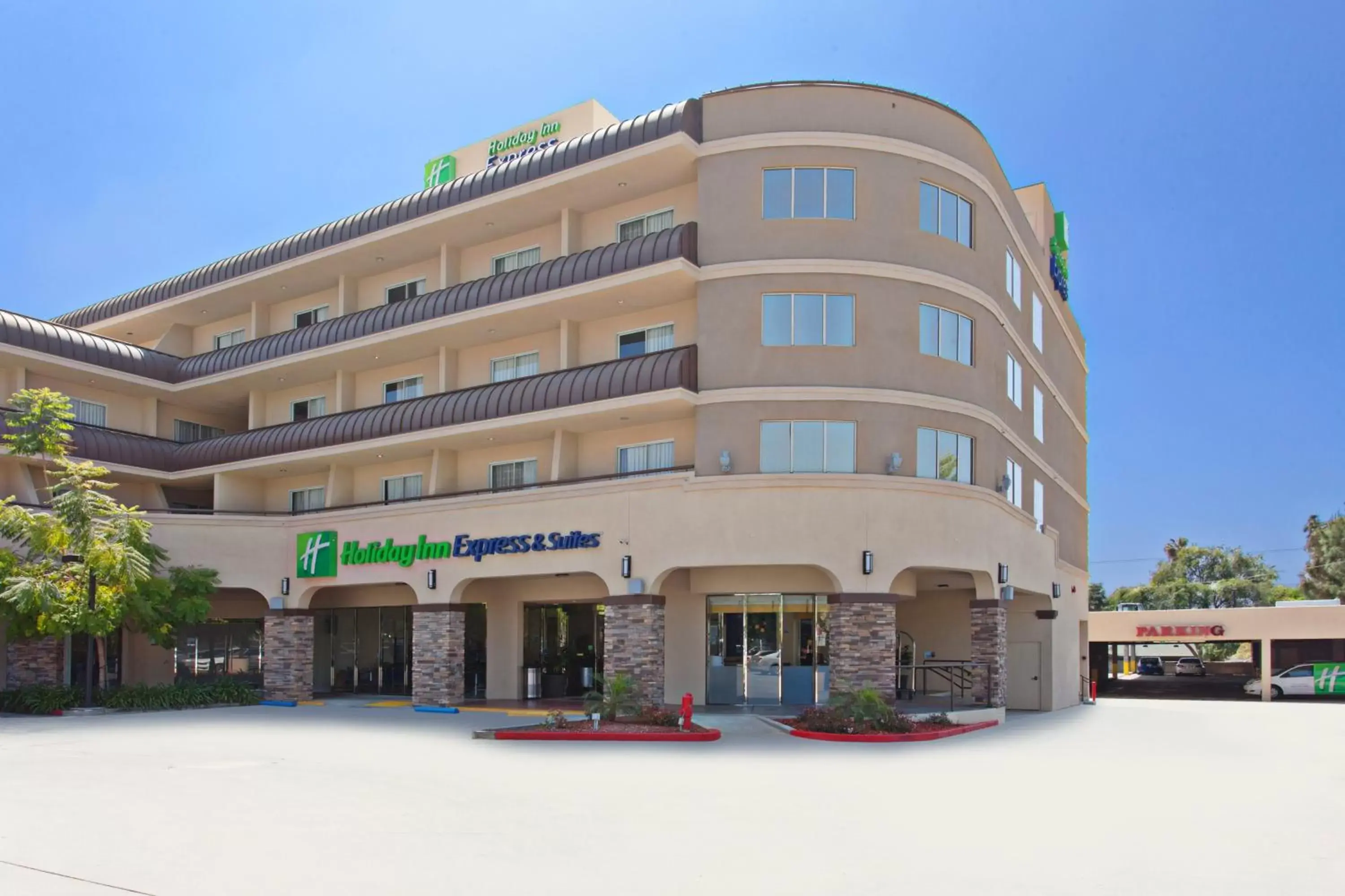 Property building in Holiday Inn Express Hotel & Suites Pasadena-Colorado Boulevard, an IHG Hotel