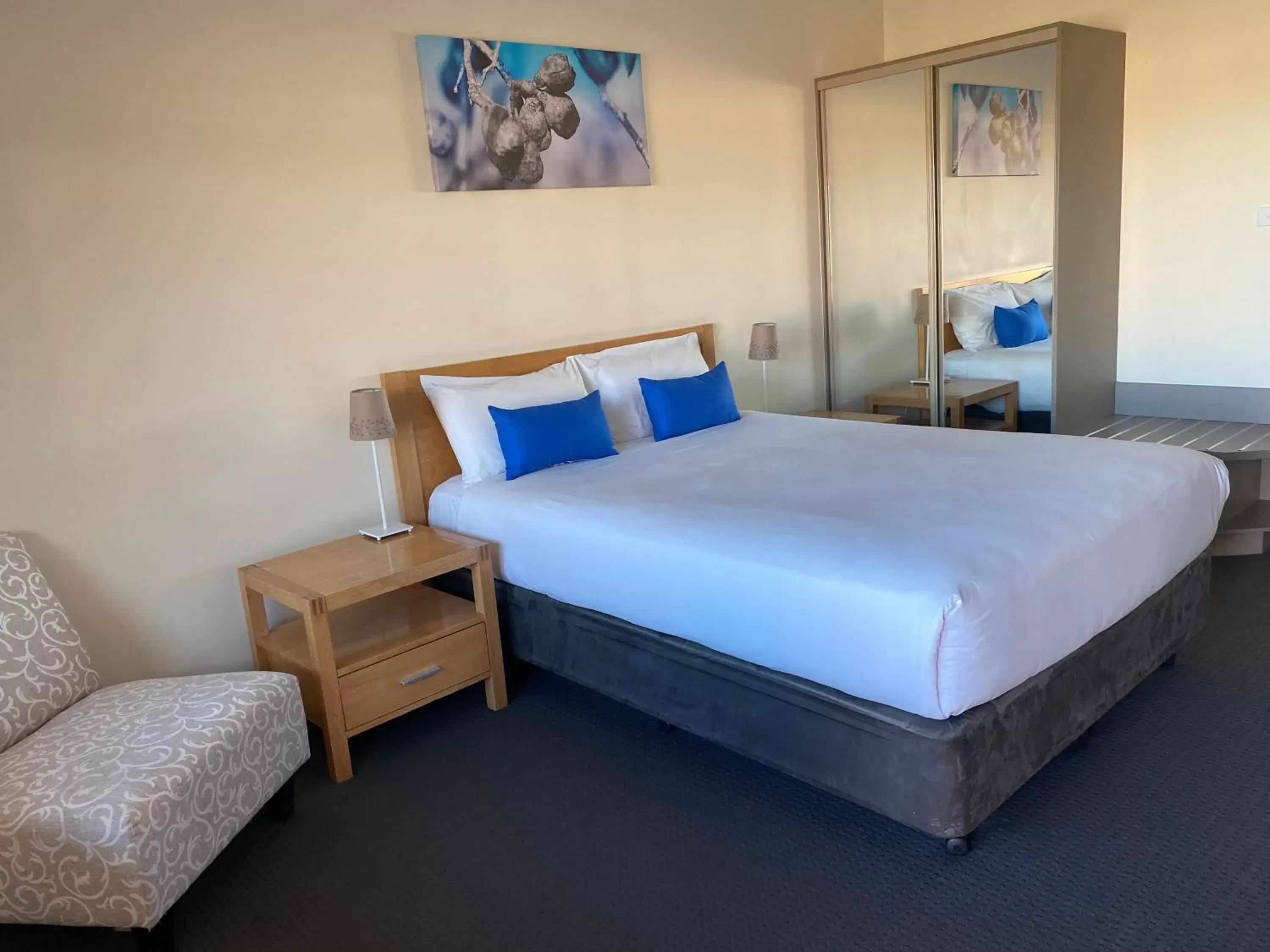 Bedroom, Bed in Bishops Lodge Motor Inn