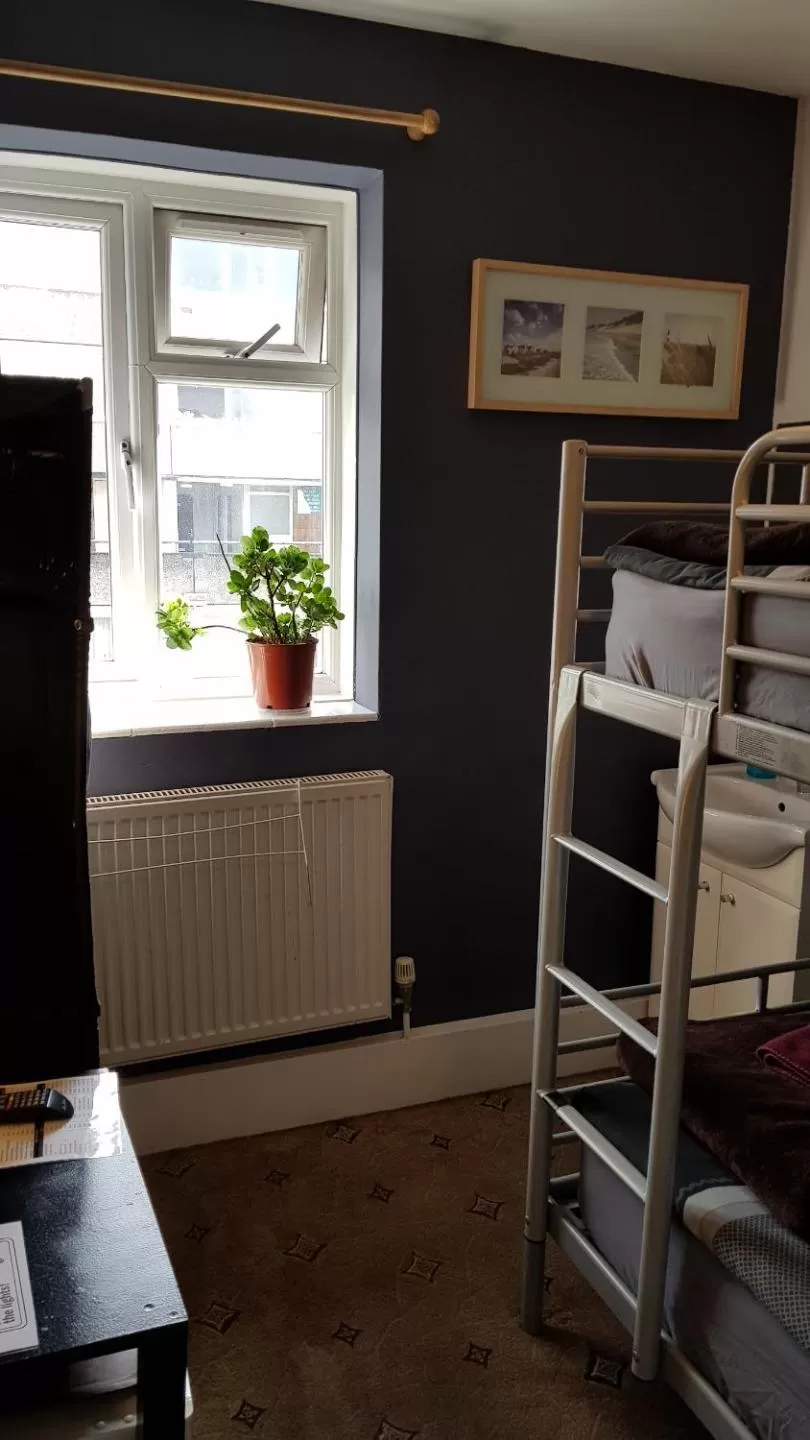 bunk bed, Bed in Hour Glass Hotel