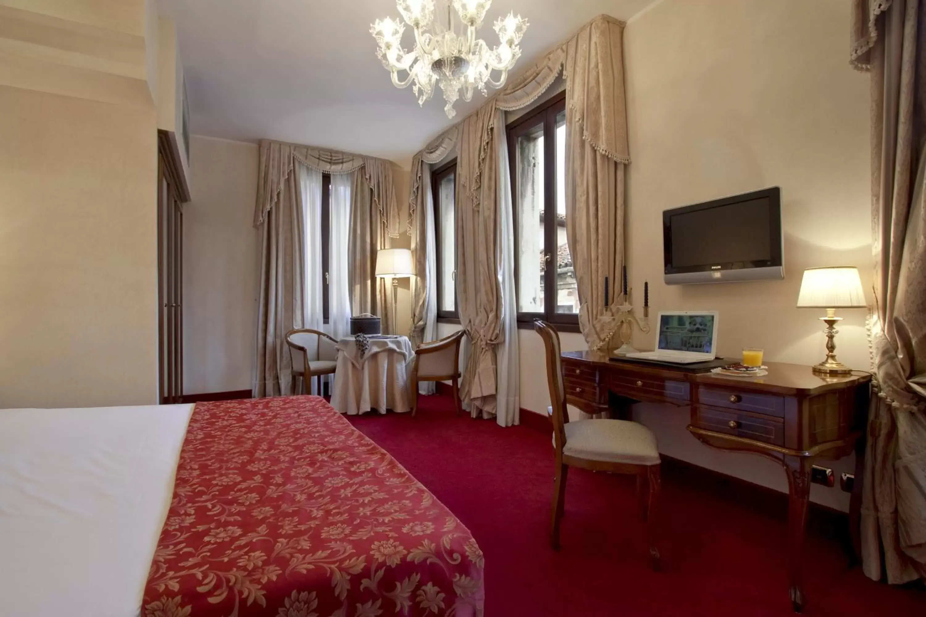 Bedroom, TV/Entertainment Center in Hotel Al Ponte Dei Sospiri