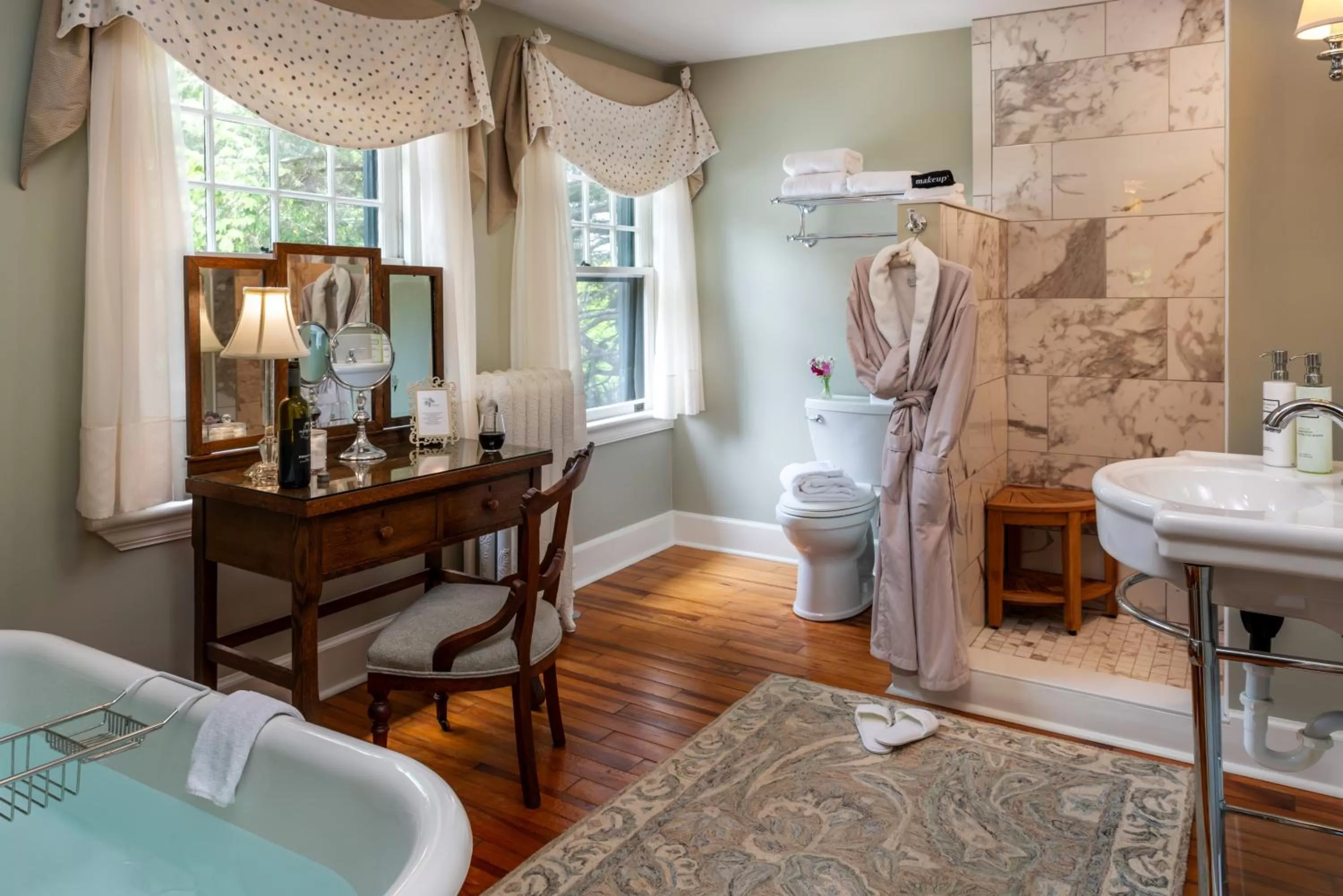 Bathroom, Bed in Pinecrest Bed & Breakfast