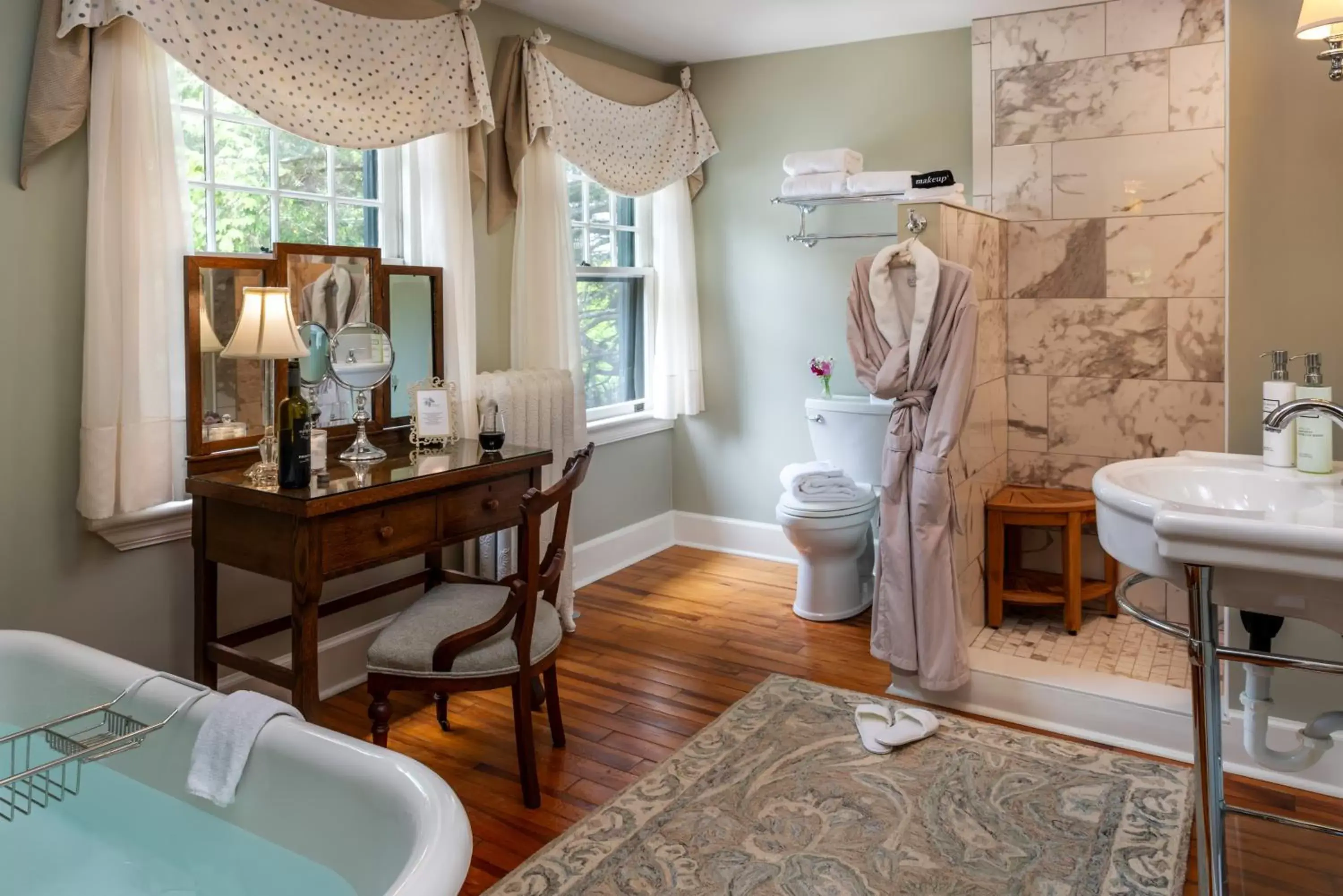 Bathroom in Pinecrest Bed & Breakfast