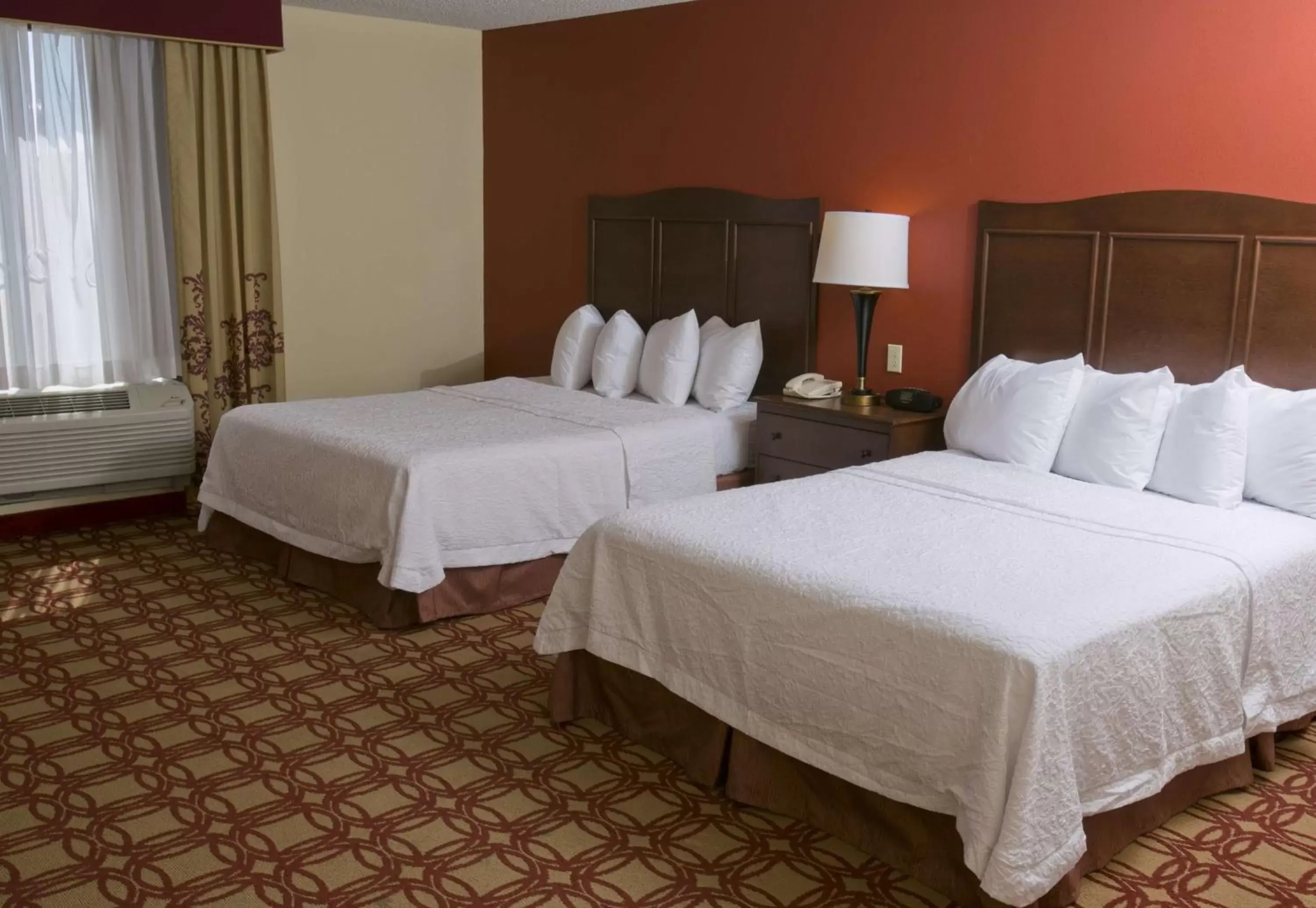 Bed in Hampton Inn & Suites Wiggins