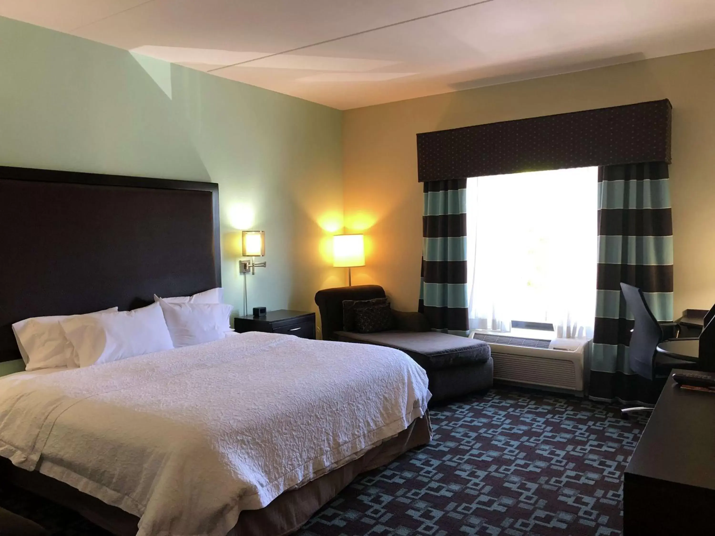 Bedroom, Bed in Hampton Inn & Suites Nashville at Opryland