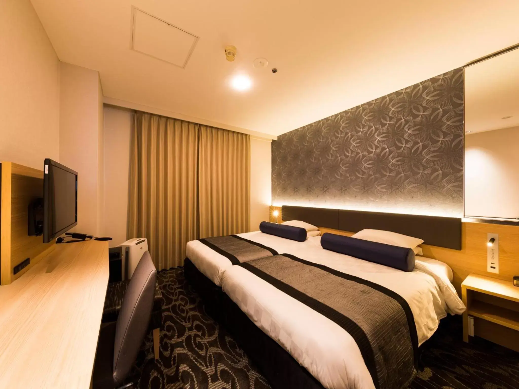 Photo of the whole room, Bed in Shin Osaka Esaka Tokyu REI Hotel