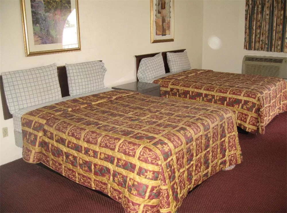 Bed in Royal Inn Motel Long Beach