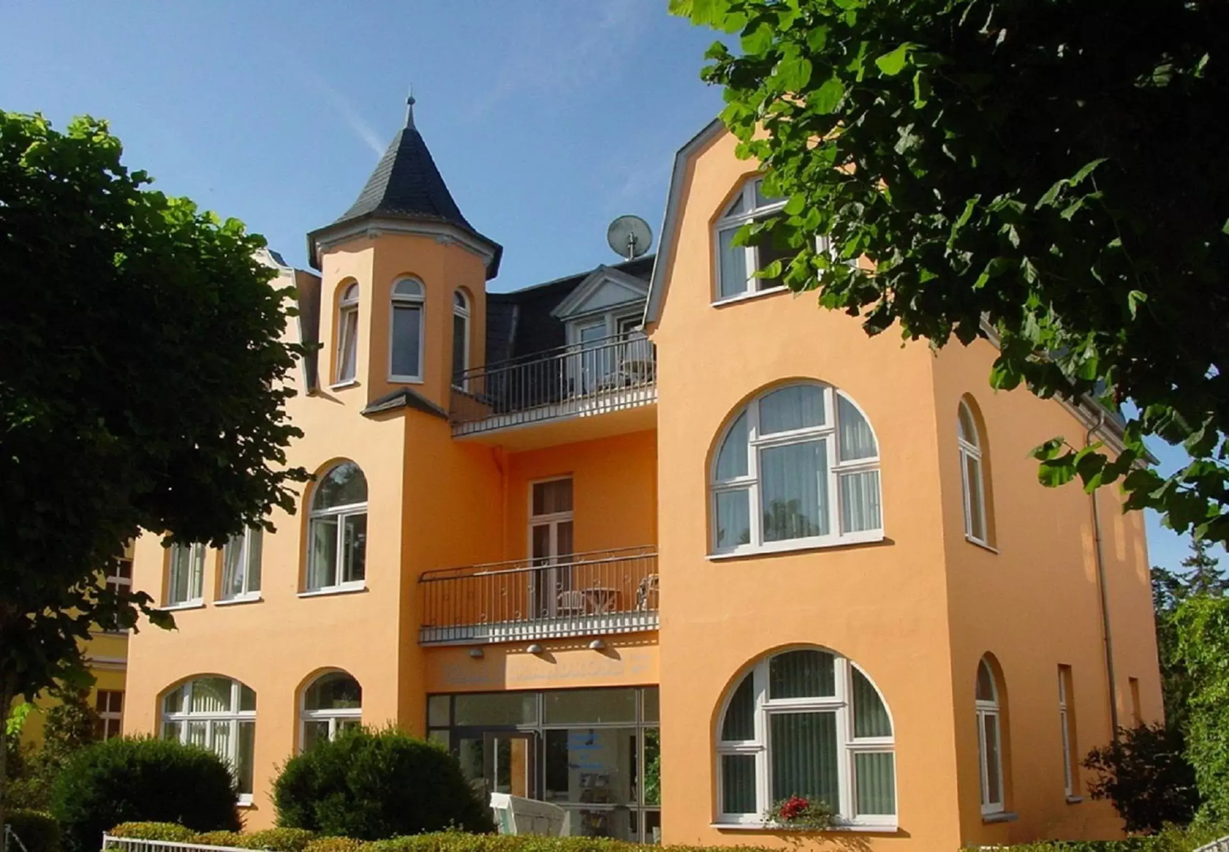 Facade/entrance, Property Building in Hotel Villa Strandrose