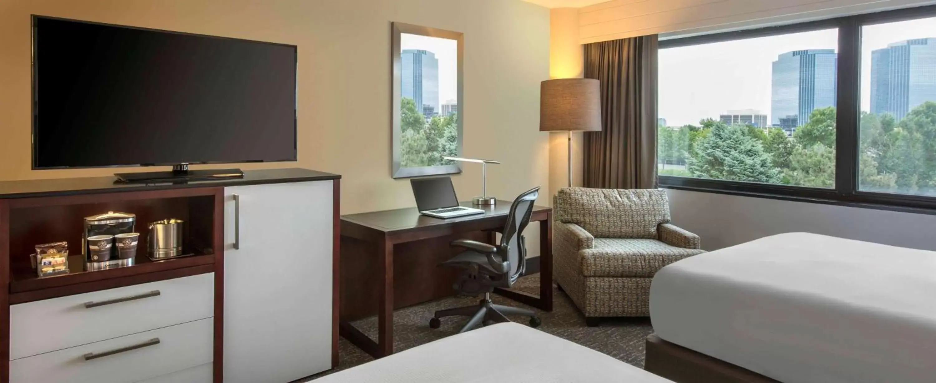 Bedroom, TV/Entertainment Center in DoubleTree by Hilton Hotel Chicago - Schaumburg