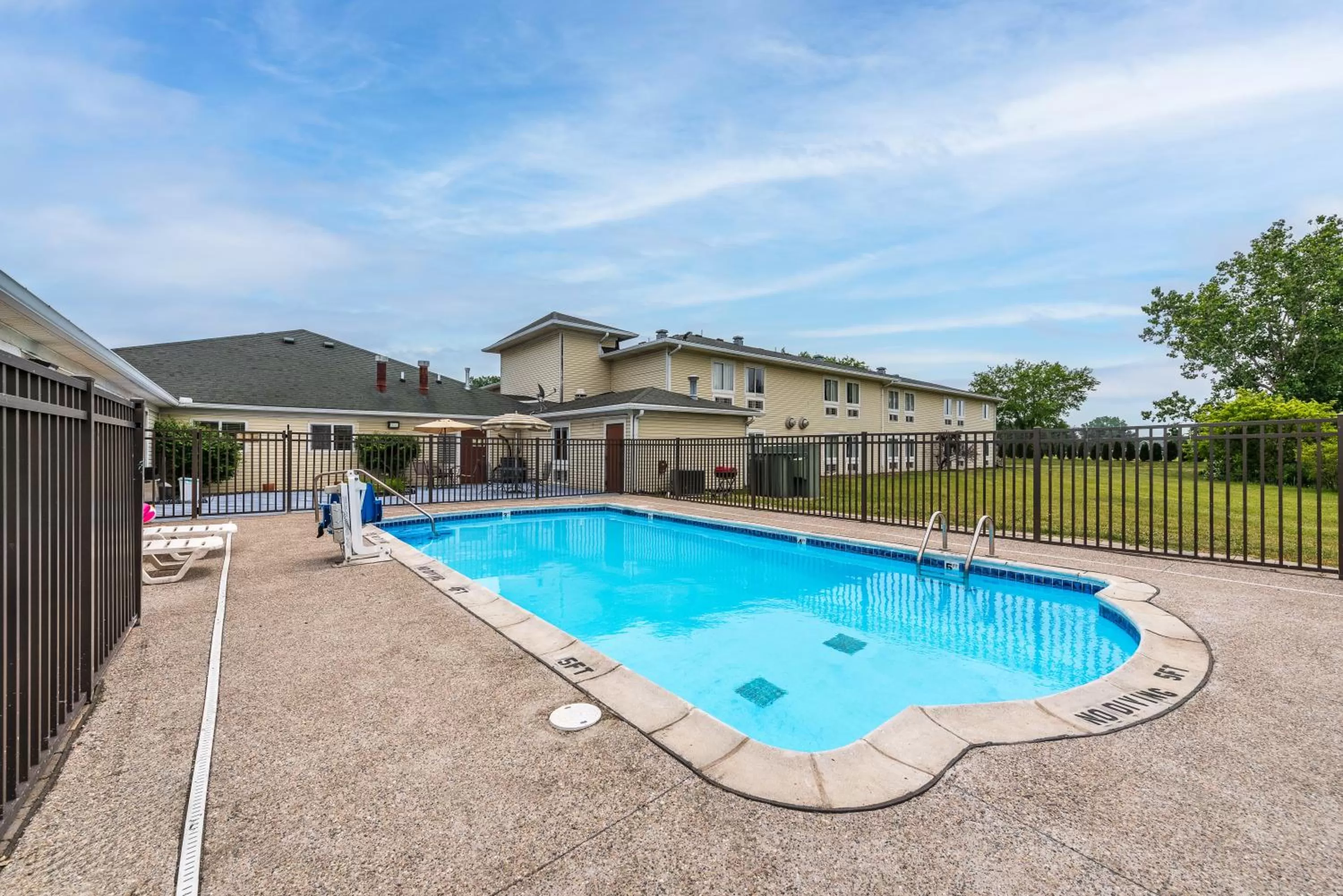 Swimming pool in American Inn & suites