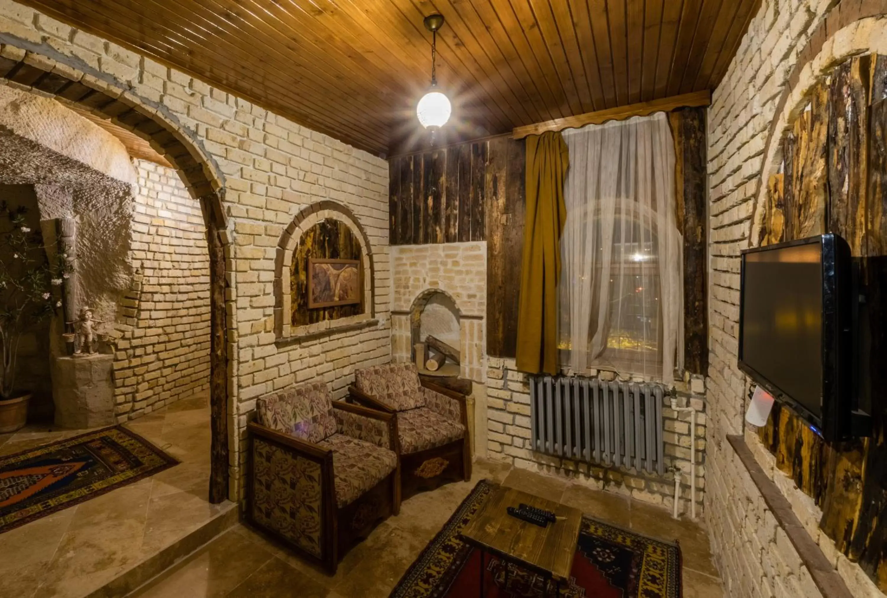 Bed, Seating Area in Elite Cave Suites