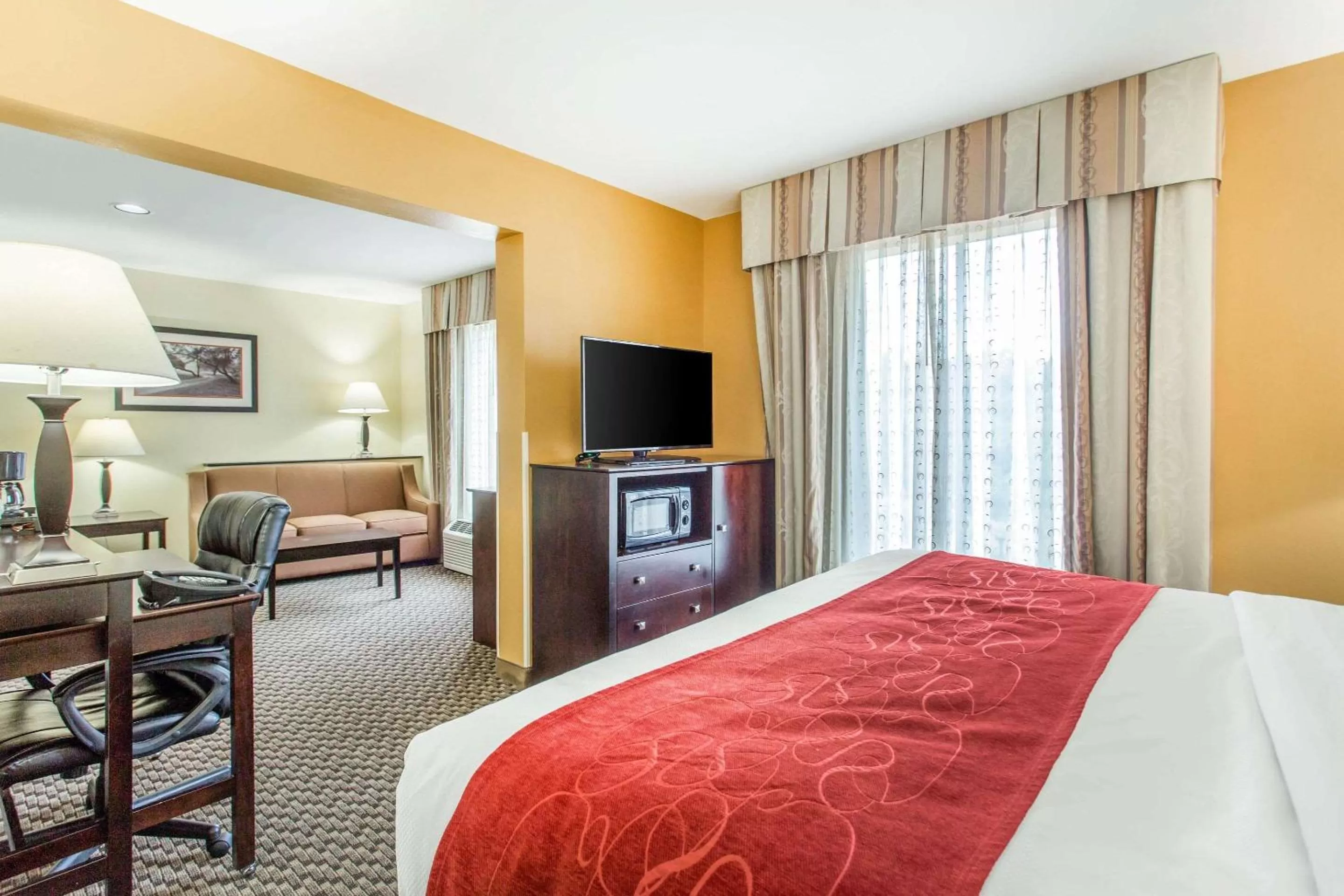 Photo of the whole room, Bed in Comfort Suites Clinton near Presbyterian College