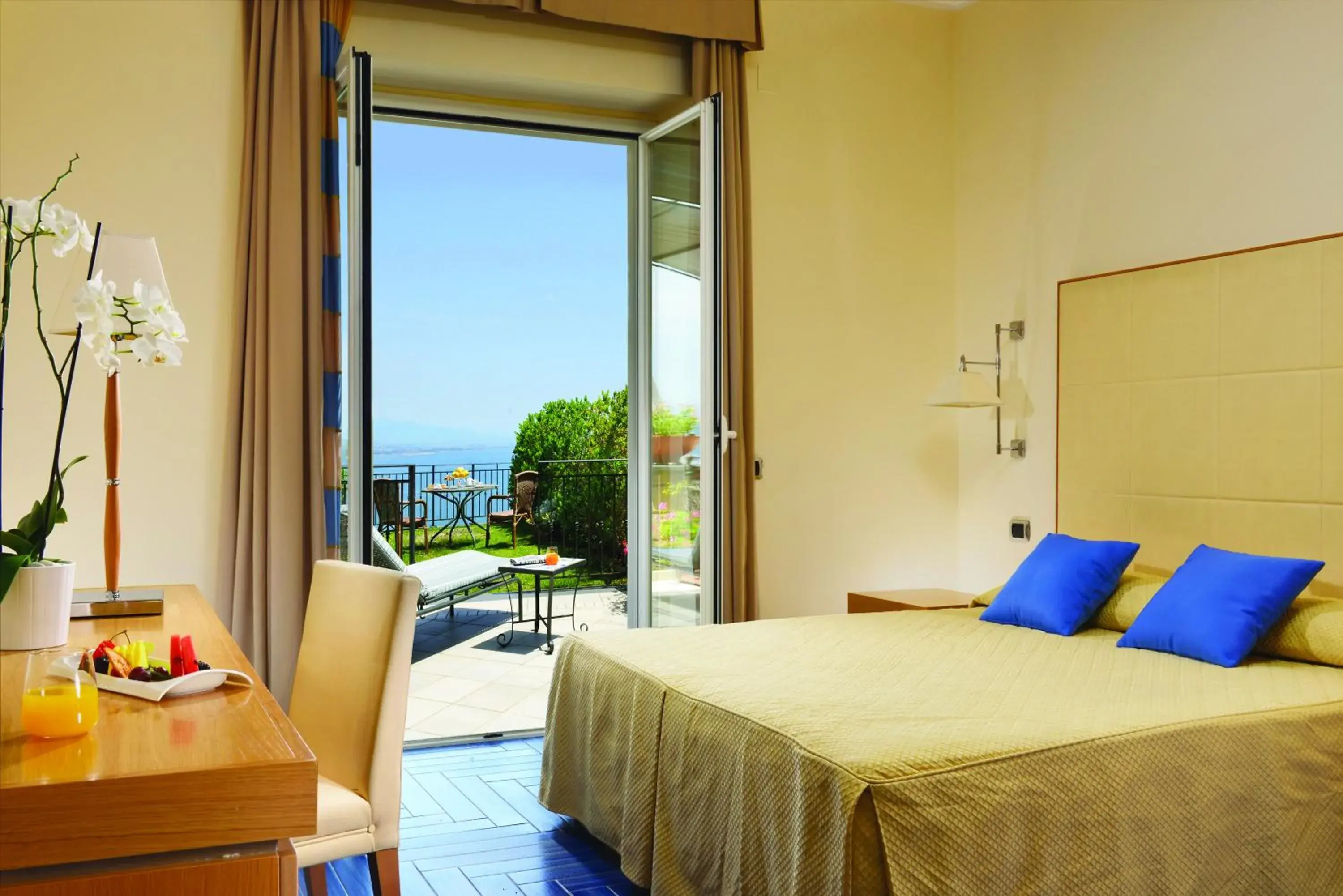 Deluxe Double Room with Sea View and Terrace and Spa Access in Hotel Raito Wellness & SPA