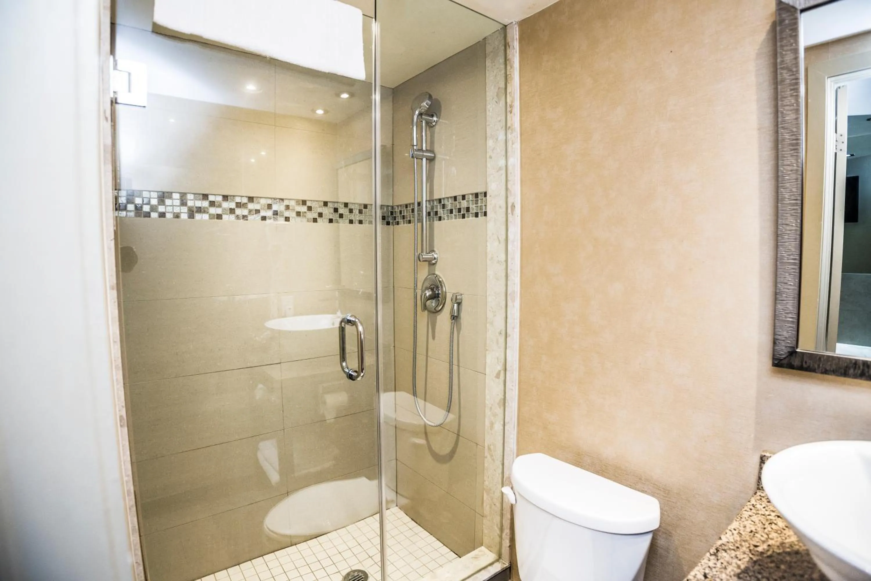 Bathroom in Mississauga Gate Inn