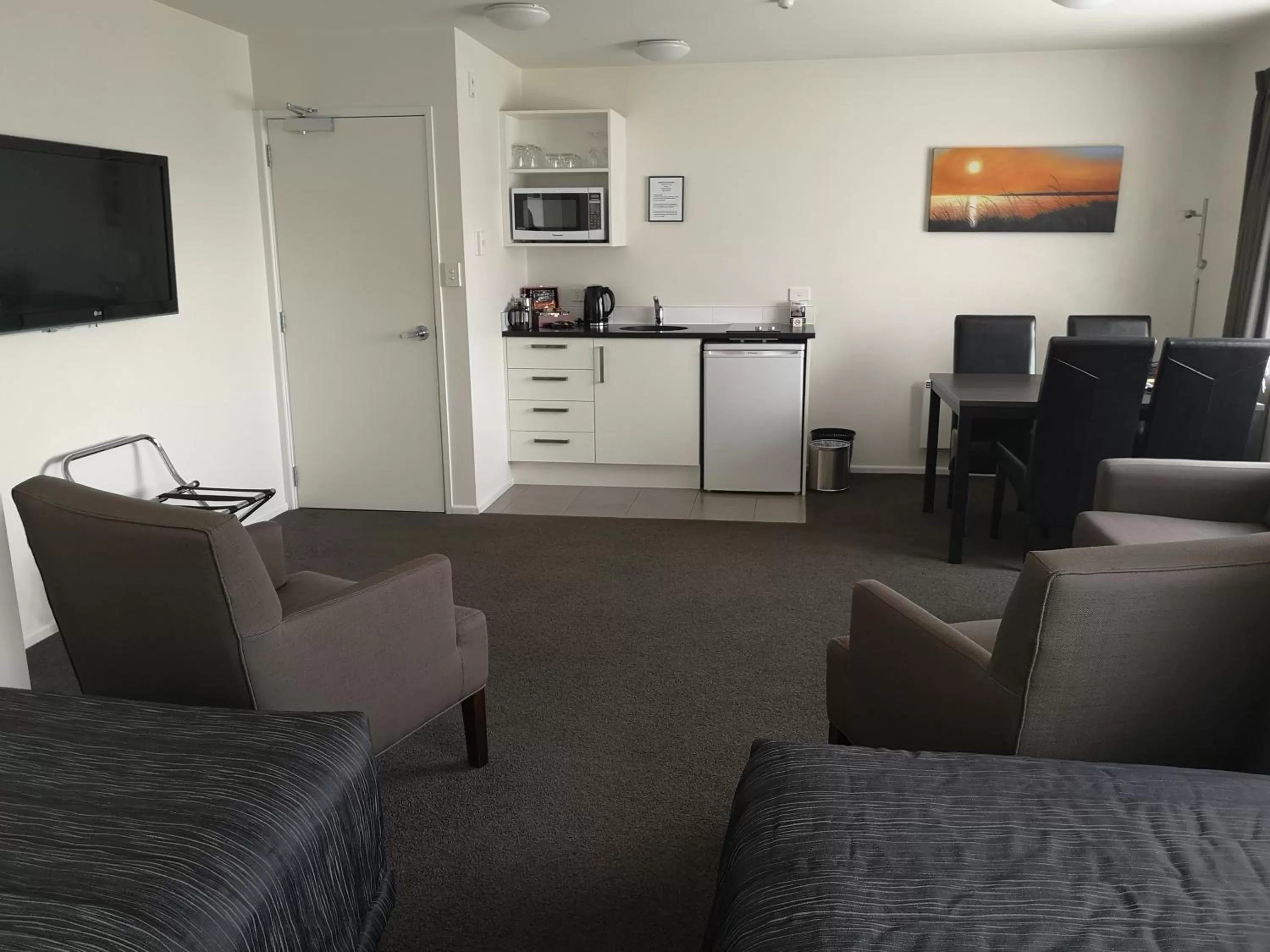 Kitchen or kitchenette in Airport Palms Motel