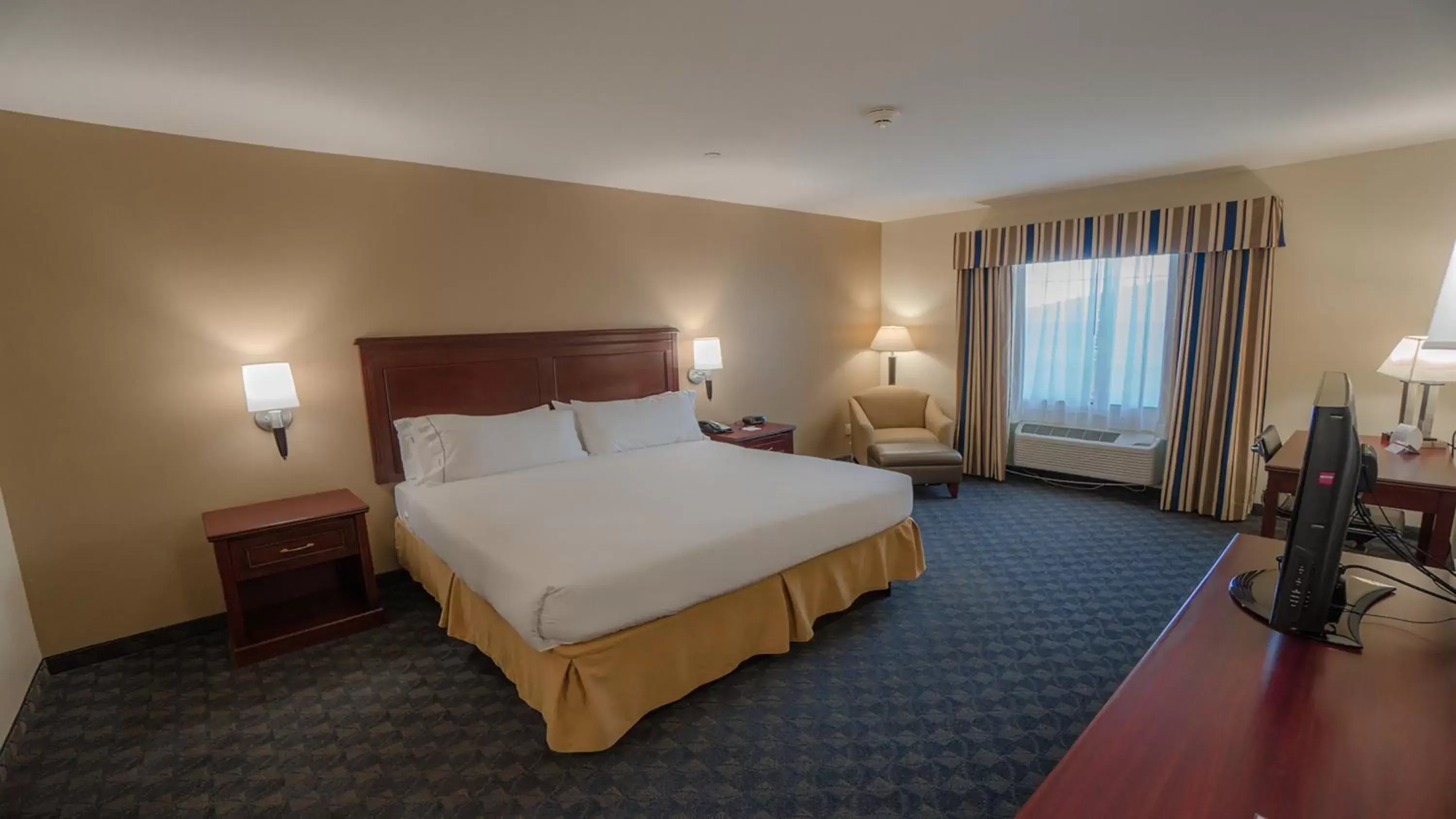 Photo of the whole room, Bed in Holiday Inn Express Hotel & Suites Pampa, an IHG Hotel