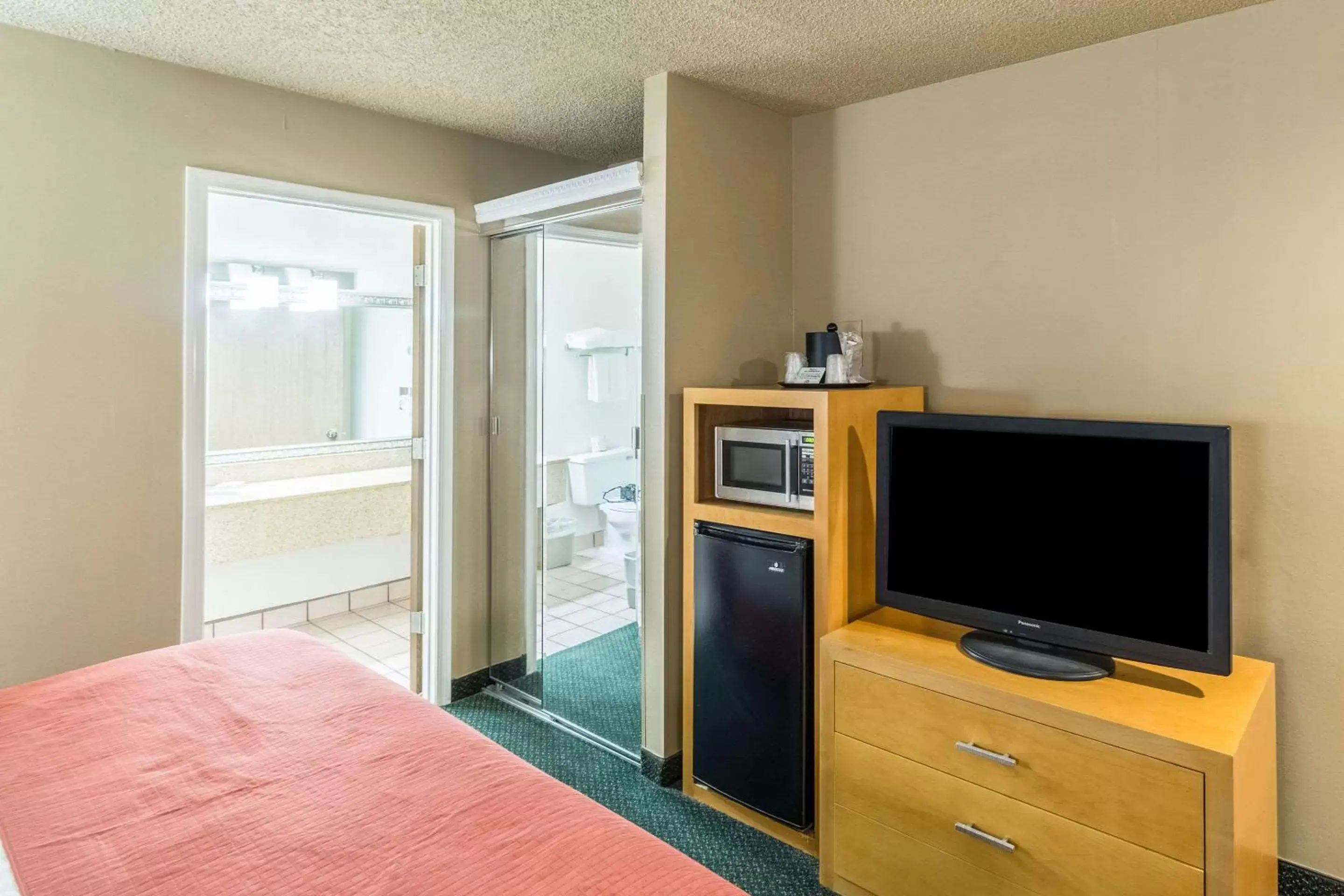 Photo of the whole room, TV/Entertainment Center in Quality Inn Casa Grande I-10