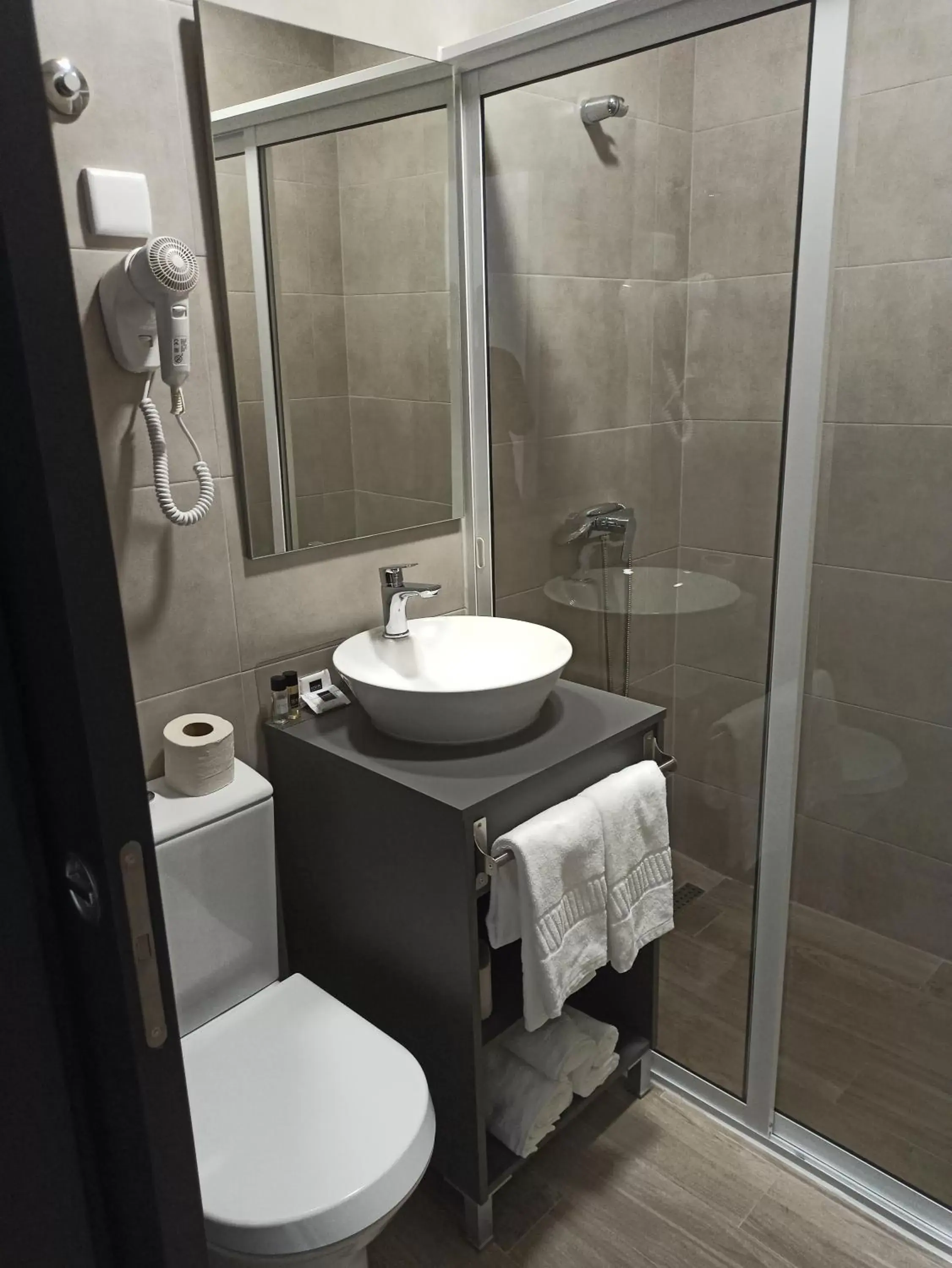 Triple Room in Porto D'Abrigo - Alojamento Local Triple Room in Porto D'Abrigo - Alojamento Local