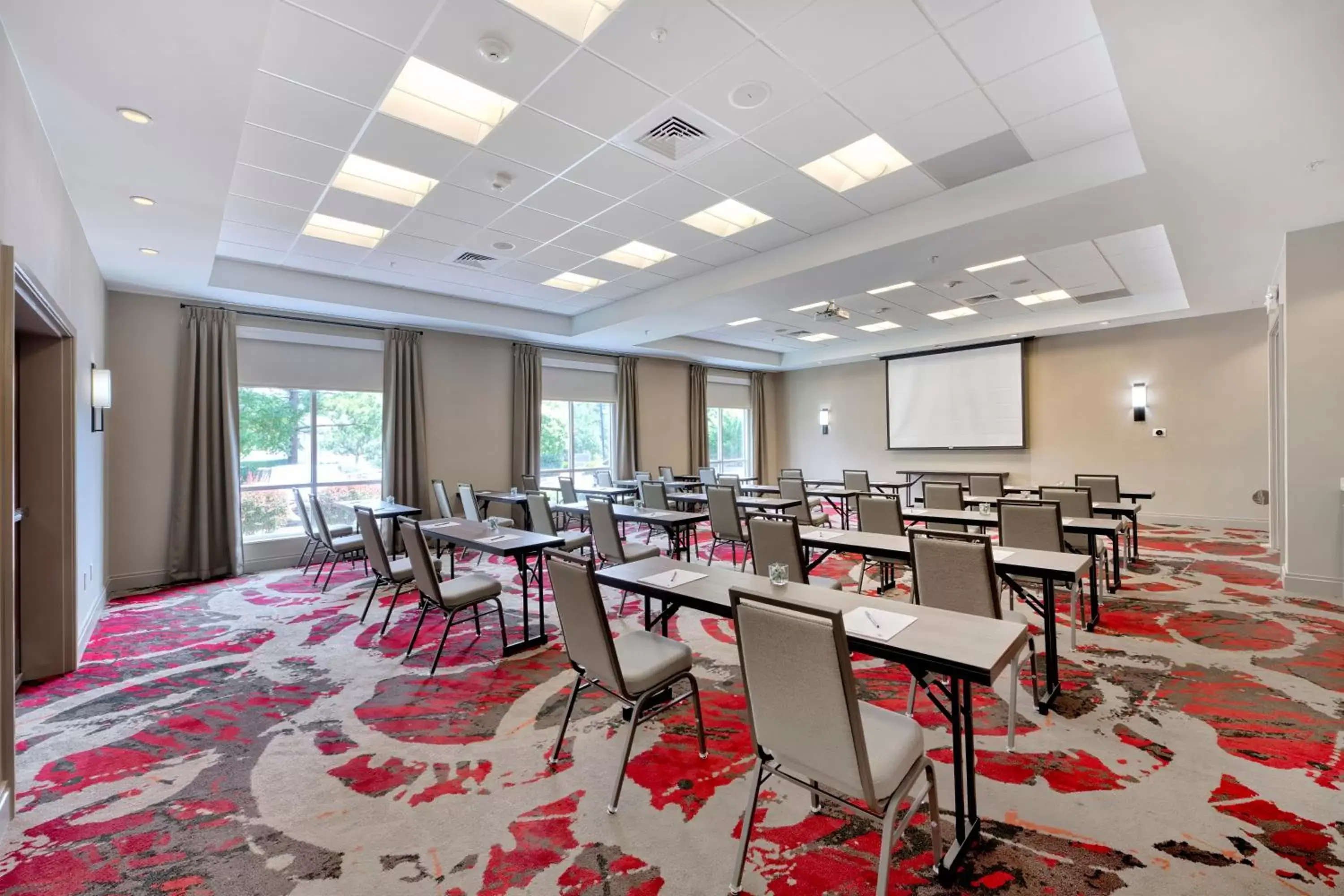 Meeting/conference room in DoubleTree by Hilton Raleigh-Cary