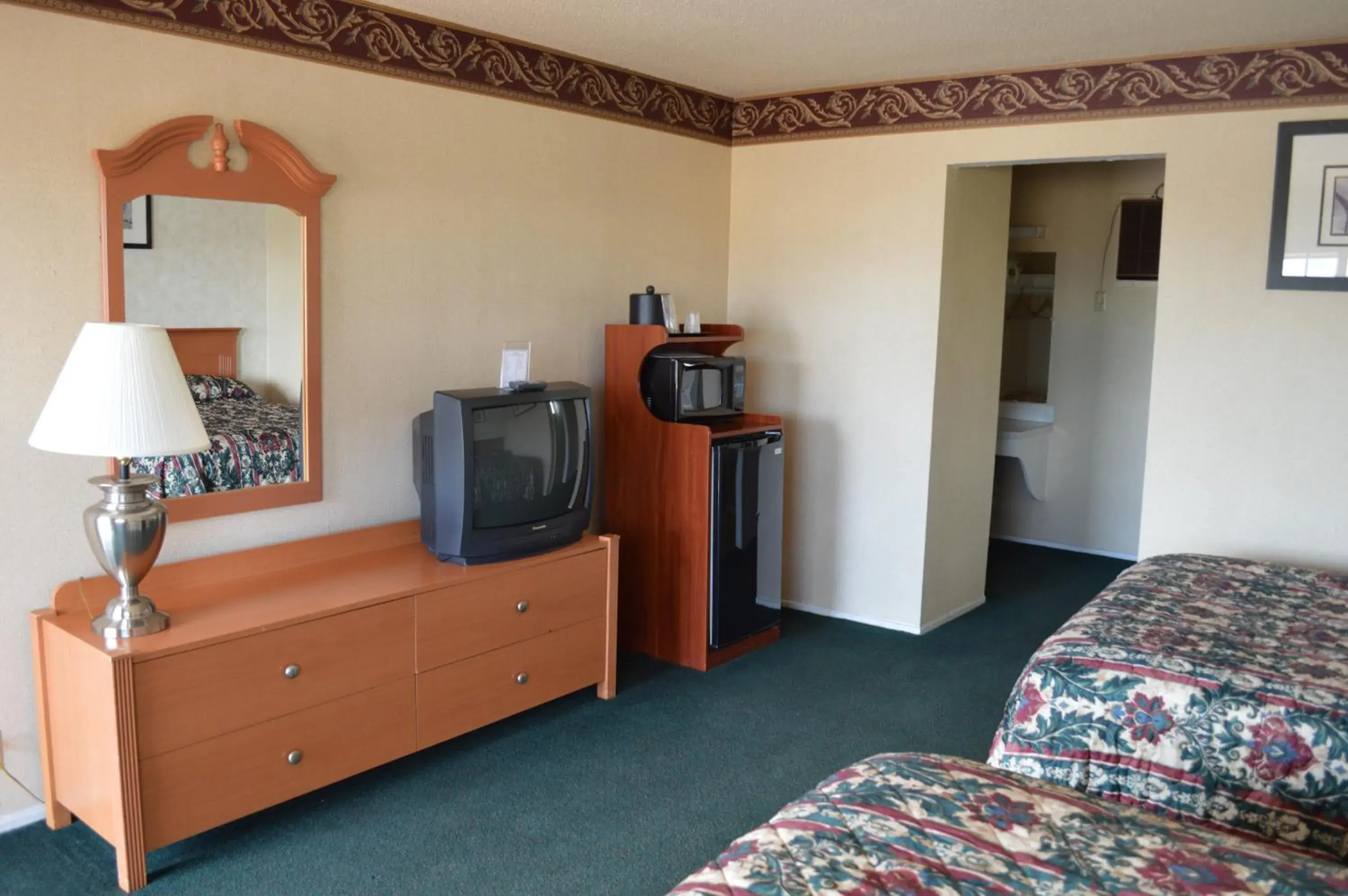 TV and multimedia, TV/Entertainment Center in Gateway Inn Fairfield