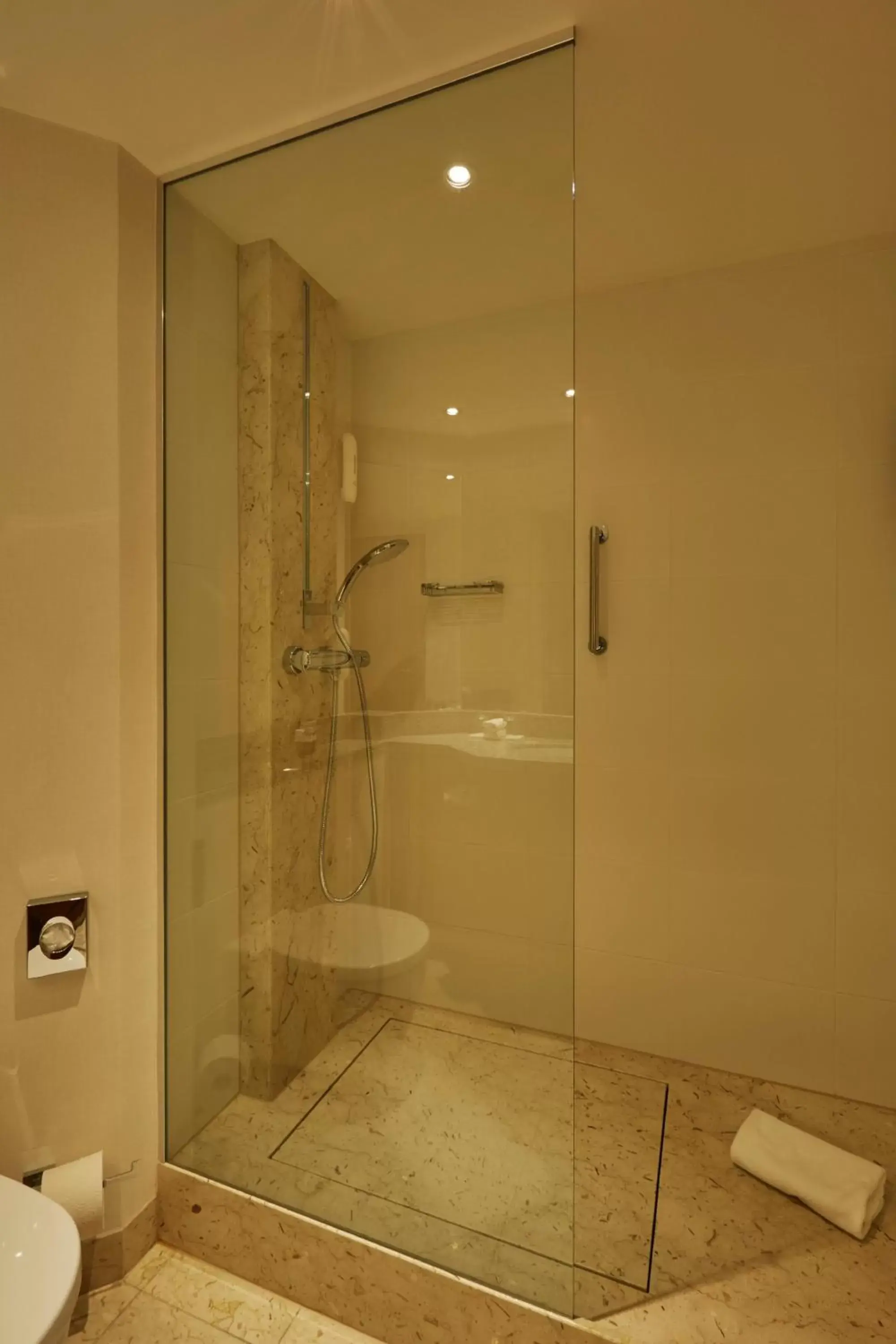 Bathroom in H4 Hotel Hannover Messe, Trademark Collection by Wyndham Bathroom in H4 Hotel Hannover Messe, Trademark Collection by Wyndham