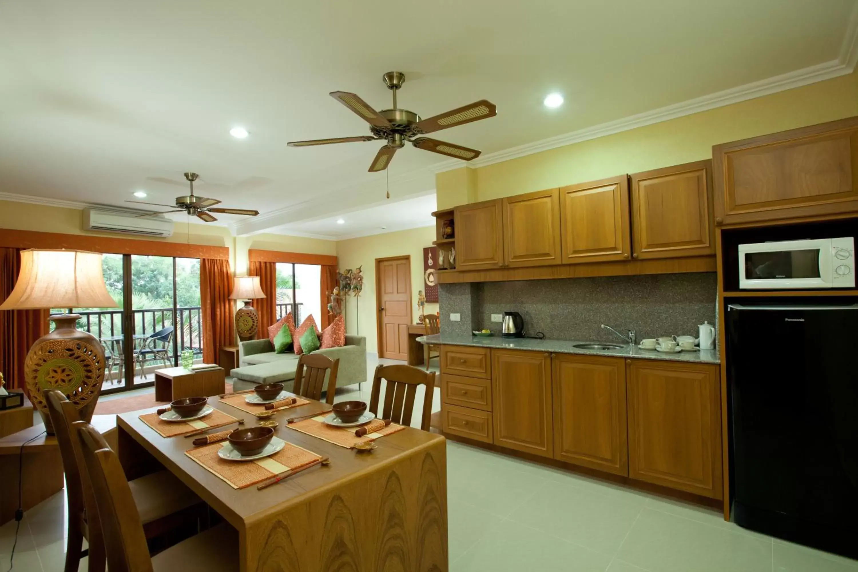 Dining area, Kitchen/Kitchenette in Baan Souy Resort