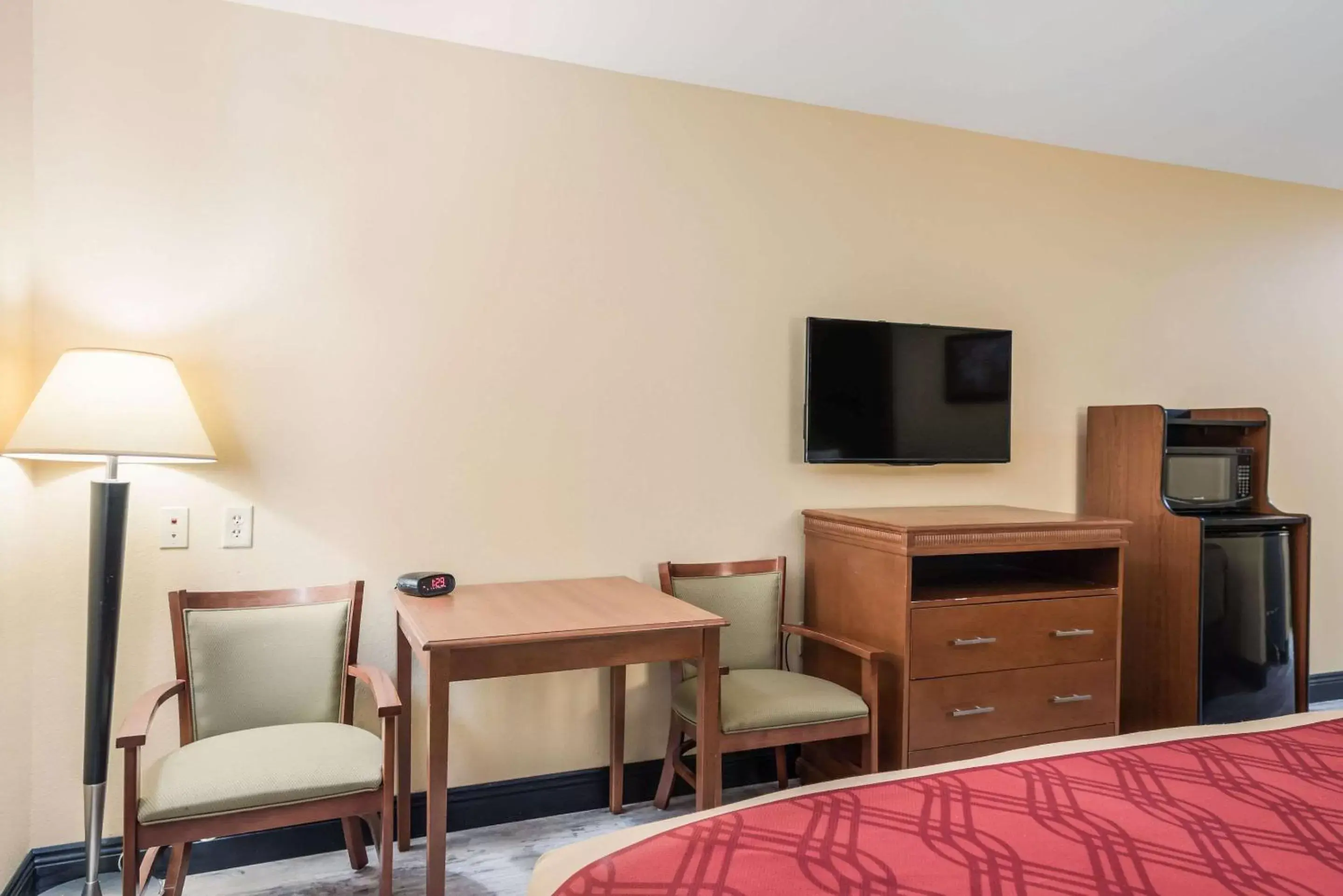 Photo of the whole room, TV/Entertainment Center in Econo Lodge Inn & Suites Little Rock SW